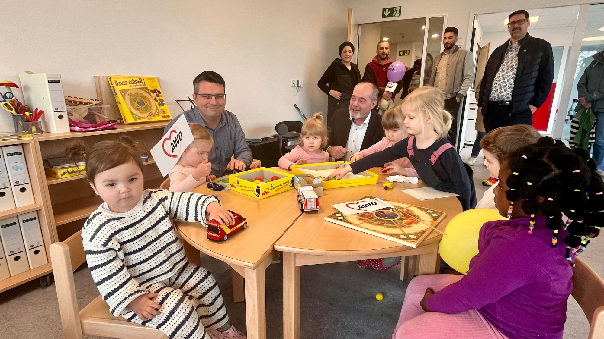 Erwachsene und Kinder in einer Kita