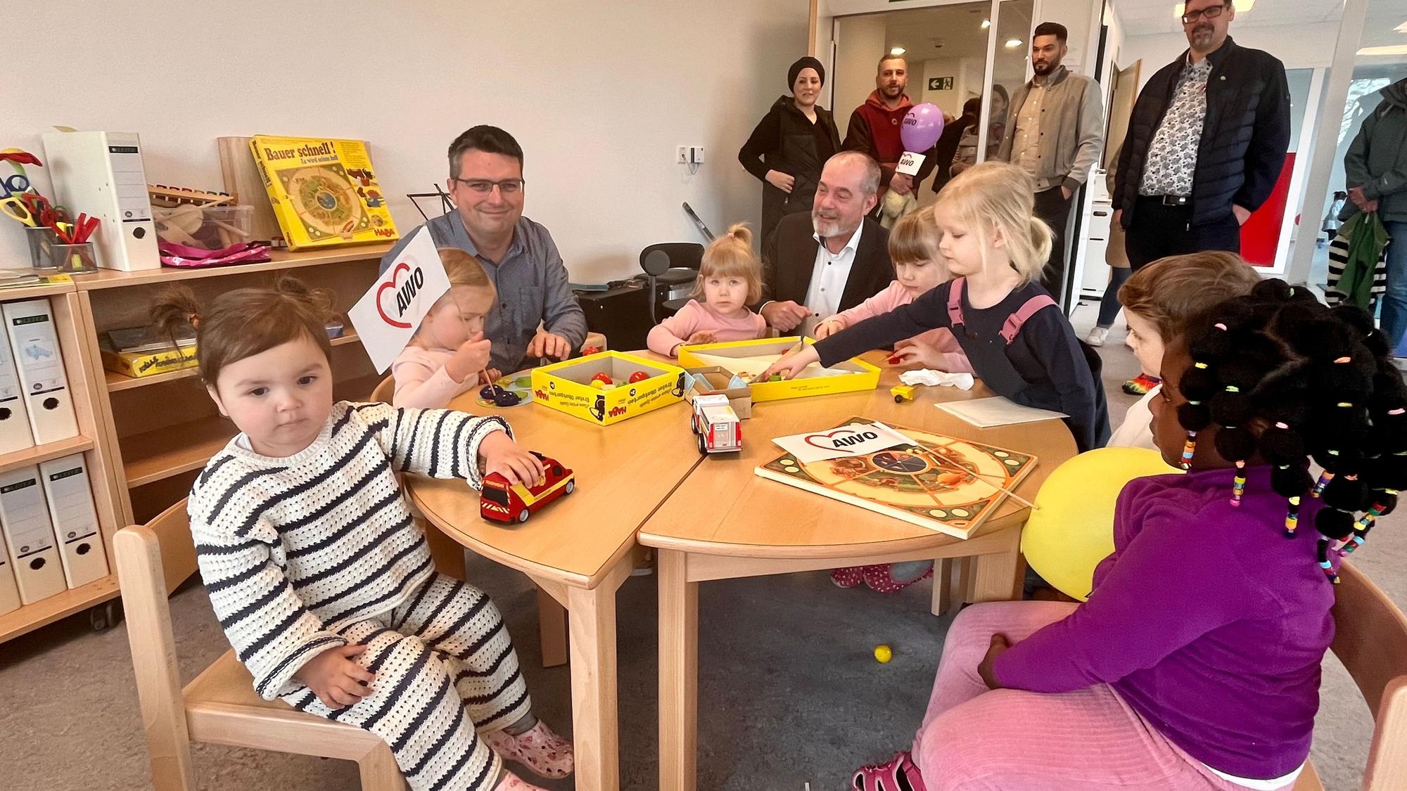 Erwachsene und Kinder in einer Kita