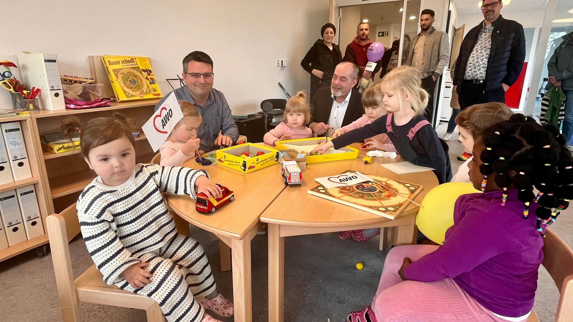 Erwachsene und Kinder in einer Kita