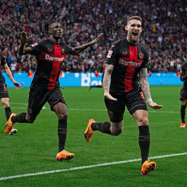 dpatopbilder - 27.04.2024, Nordrhein-Westfalen, Leverkusen: Fußball: Bundesliga, Bayer Leverkusen - VfB Stuttgart, 31. Spieltag, BayArena. Leverkusens Josip Stanisic (l-r), Odilon Kossounou und Torschütze Robert Andrich jubeln nach dem Treffer zum 2:2 Ausgleich. Foto: Marius Becker/dpa - WICHTIGER HINWEIS: Gemäß den Vorgaben der DFL Deutsche Fußball Liga bzw. des DFB Deutscher Fußball-Bund ist es untersagt, in dem Stadion und/oder vom Spiel angefertigte Fotoaufnahmen in Form von Sequenzbildern und/oder videoähnlichen Fotostrecken zu verwerten bzw. verwerten zu lassen. +++ dpa-Bildfunk +++