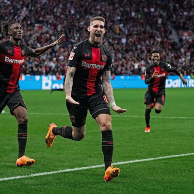 dpatopbilder - 27.04.2024, Nordrhein-Westfalen, Leverkusen: Fußball: Bundesliga, Bayer Leverkusen - VfB Stuttgart, 31. Spieltag, BayArena. Leverkusens Josip Stanisic (l-r), Odilon Kossounou und Torschütze Robert Andrich jubeln nach dem Treffer zum 2:2 Ausgleich. Foto: Marius Becker/dpa - WICHTIGER HINWEIS: Gemäß den Vorgaben der DFL Deutsche Fußball Liga bzw. des DFB Deutscher Fußball-Bund ist es untersagt, in dem Stadion und/oder vom Spiel angefertigte Fotoaufnahmen in Form von Sequenzbildern und/oder videoähnlichen Fotostrecken zu verwerten bzw. verwerten zu lassen. +++ dpa-Bildfunk +++
