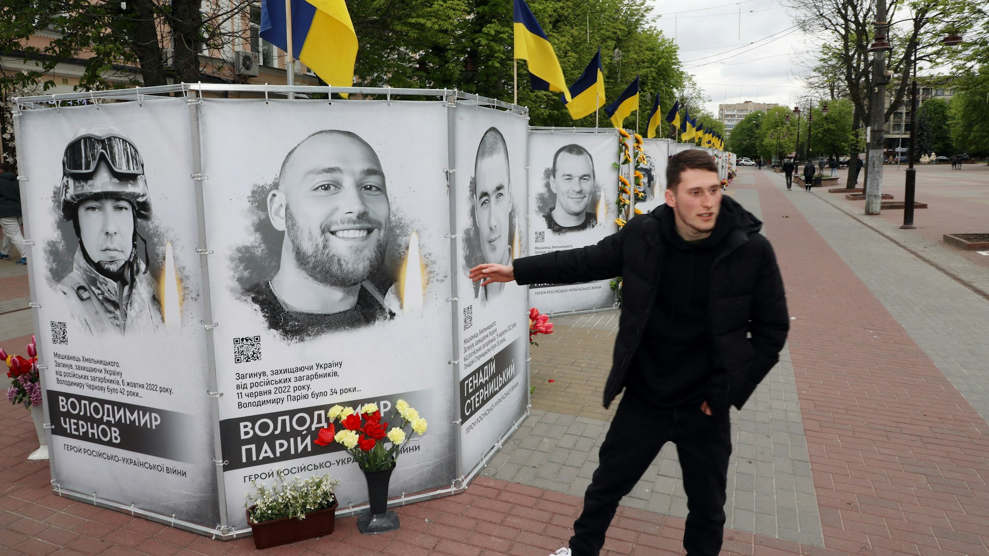 Tafeln des Gefallenengedenken durchziehen die Fußgängerzone in Chmelnyzkyj.