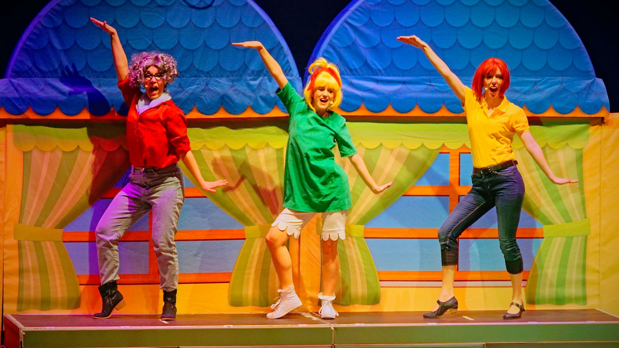 Bibi Blocksberg mit ihrer Oma Grete (l.) und Mutter Barbara im Musical„Alles wie verhext“