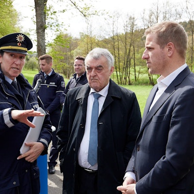 Martina Mensching, Leiterin der Polizeidirektion Verkehr, mit Landesinnenminister Herbert Reul und Landrat Markus Ramers.