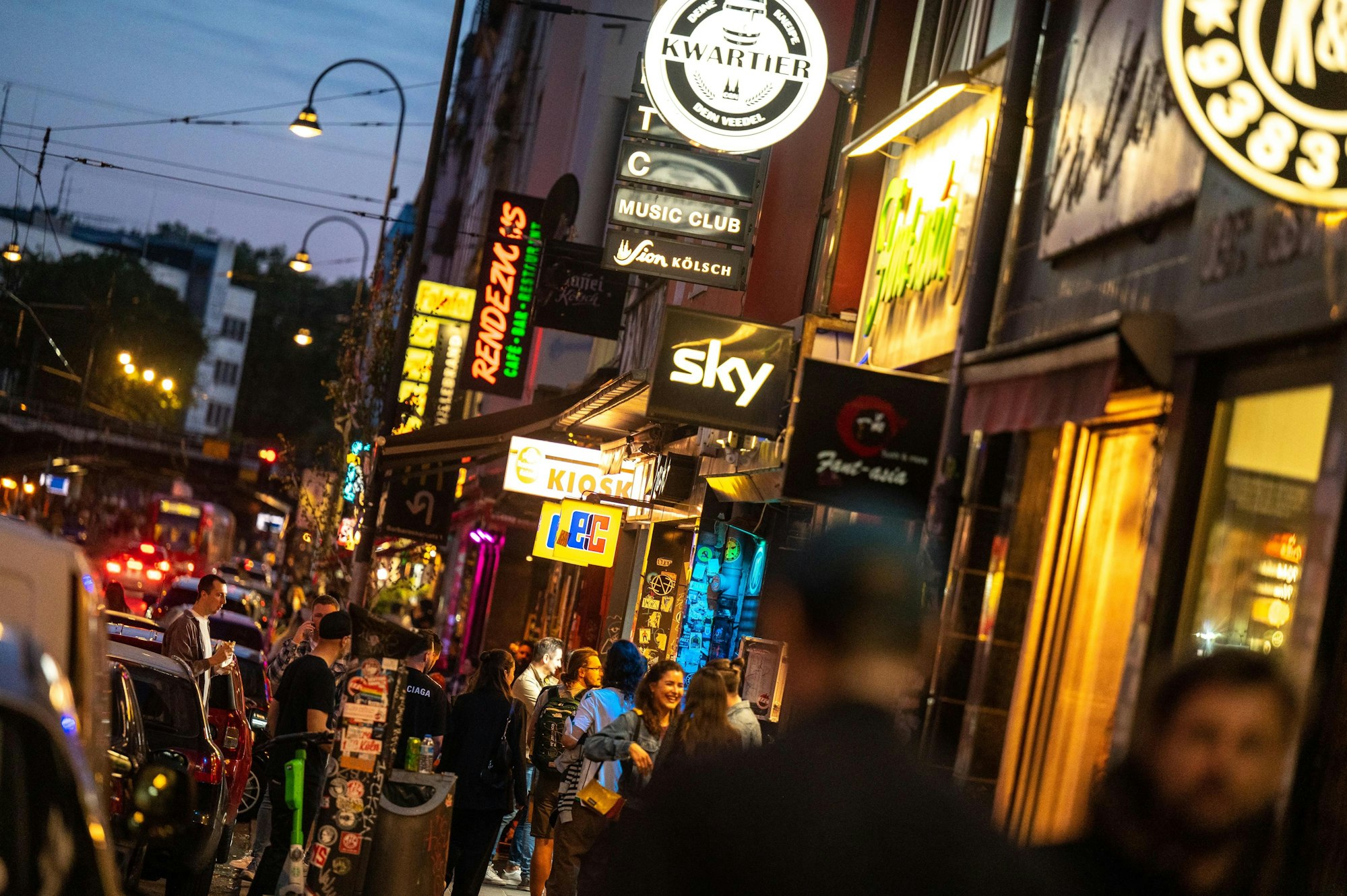 Fassade mit Bars und Clubs bei Nacht