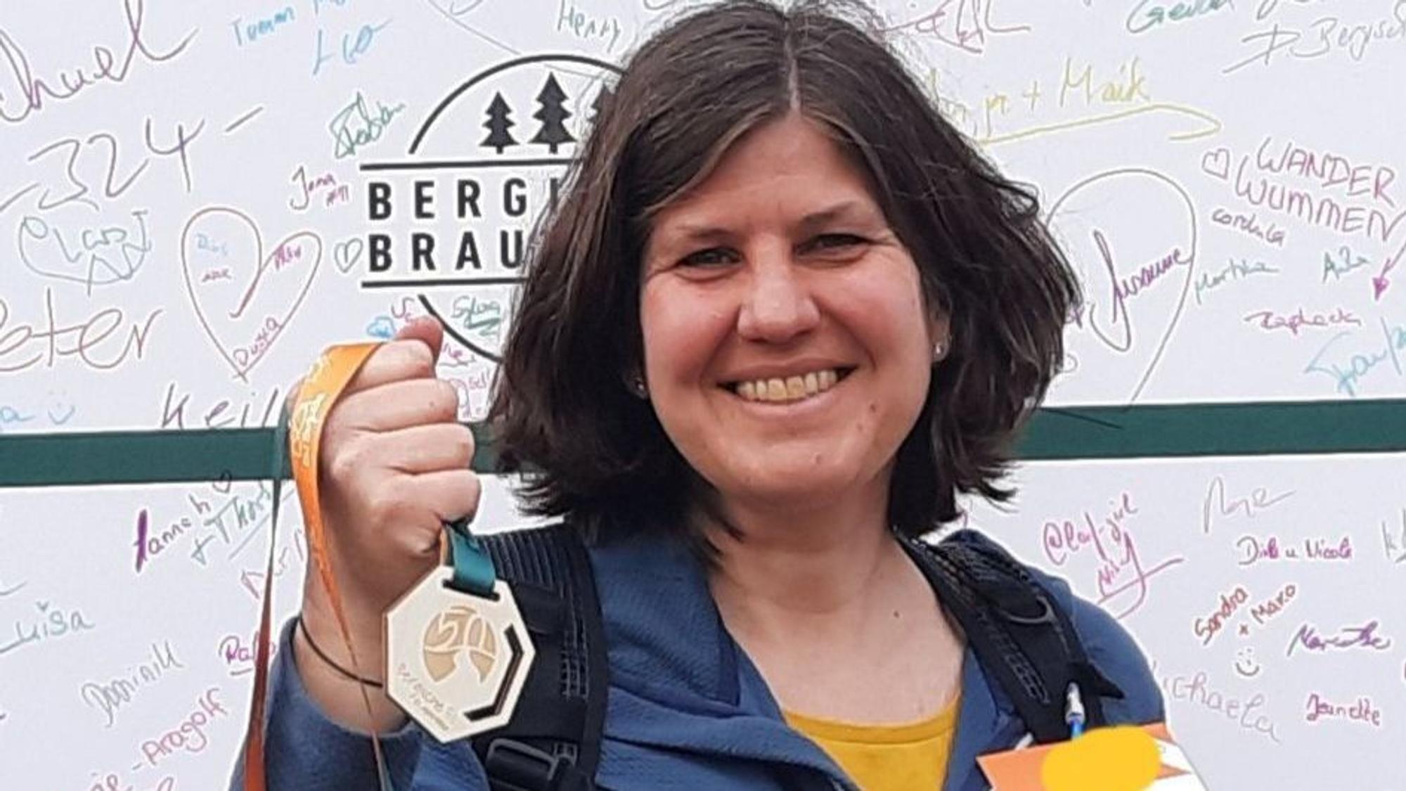 Unsere Autorin Claudia Kippels-Klug mit Medaille.