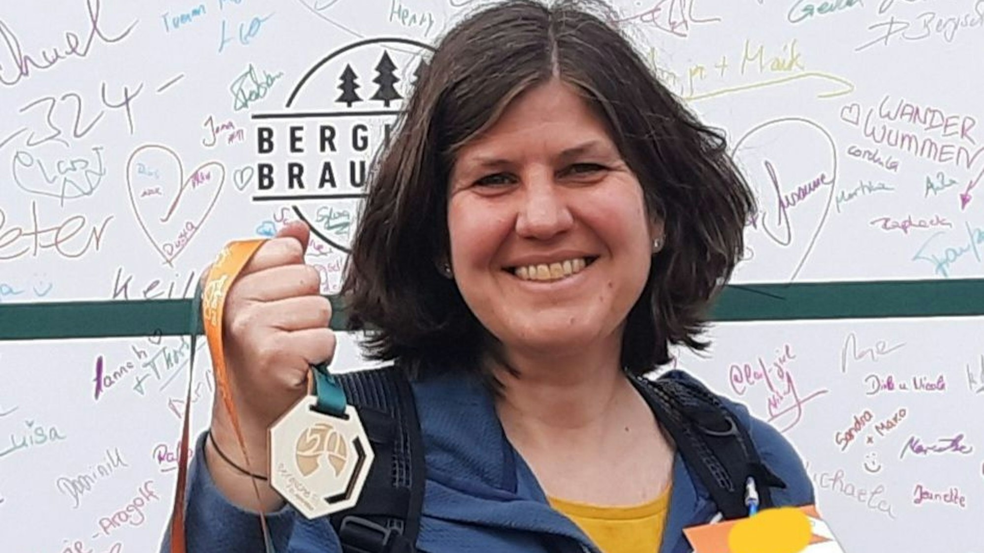 Unsere Autorin Claudia Kippels-Klug mit Medaille.