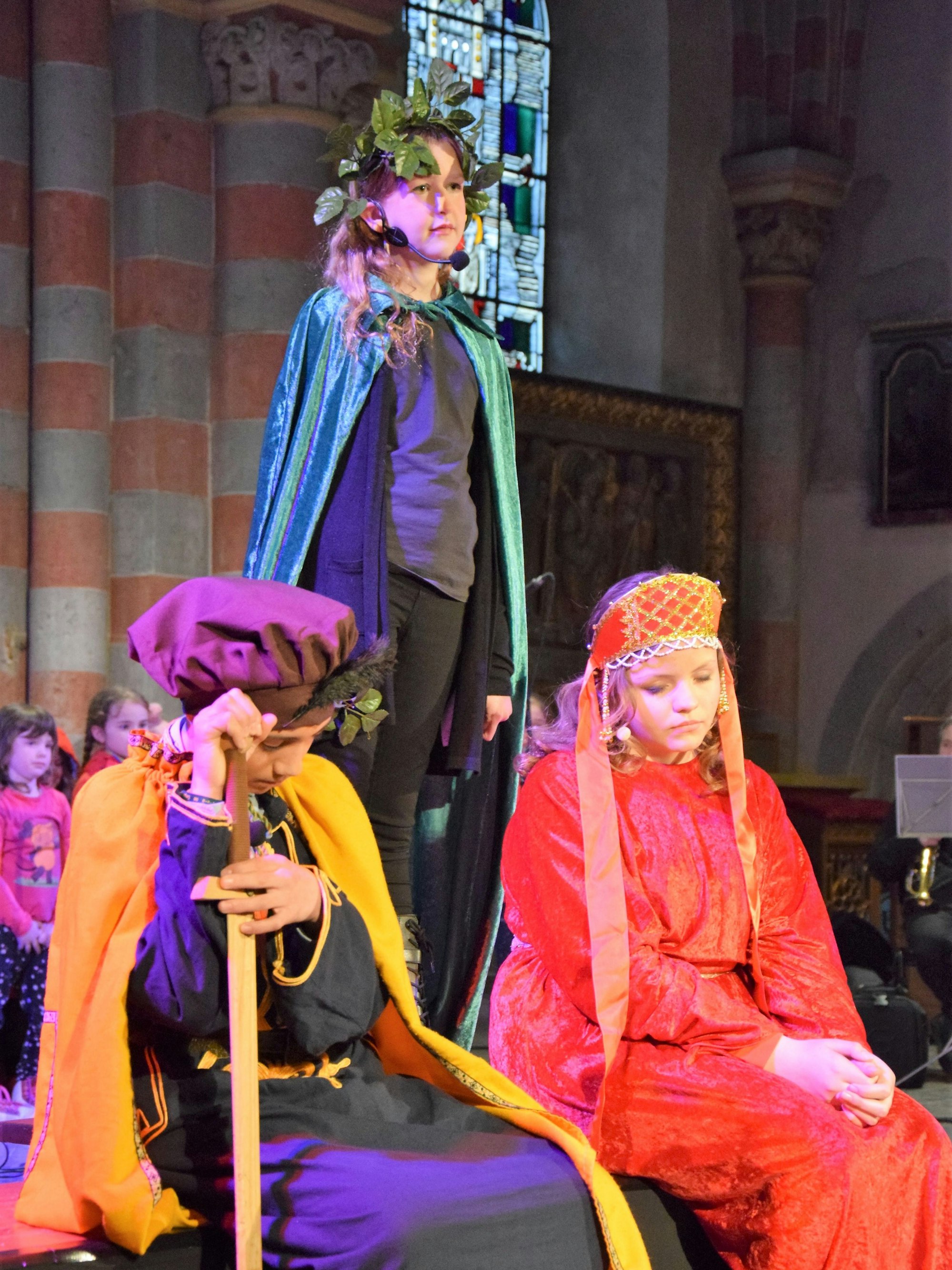 Das Bild zeigt eine Bühnensituation: Der Maulbeerbaum erzählt die Geschichte von Ezzo und Mathilde