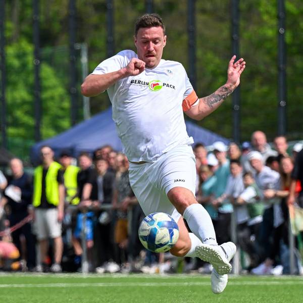 Der frühere Nationalspieler Max Kruse läuft mit dem Ball in Richtung gegnerisches Tor.