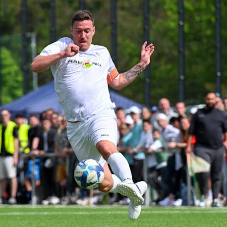 Der frühere Nationalspieler Max Kruse läuft mit dem Ball in Richtung gegnerisches Tor.