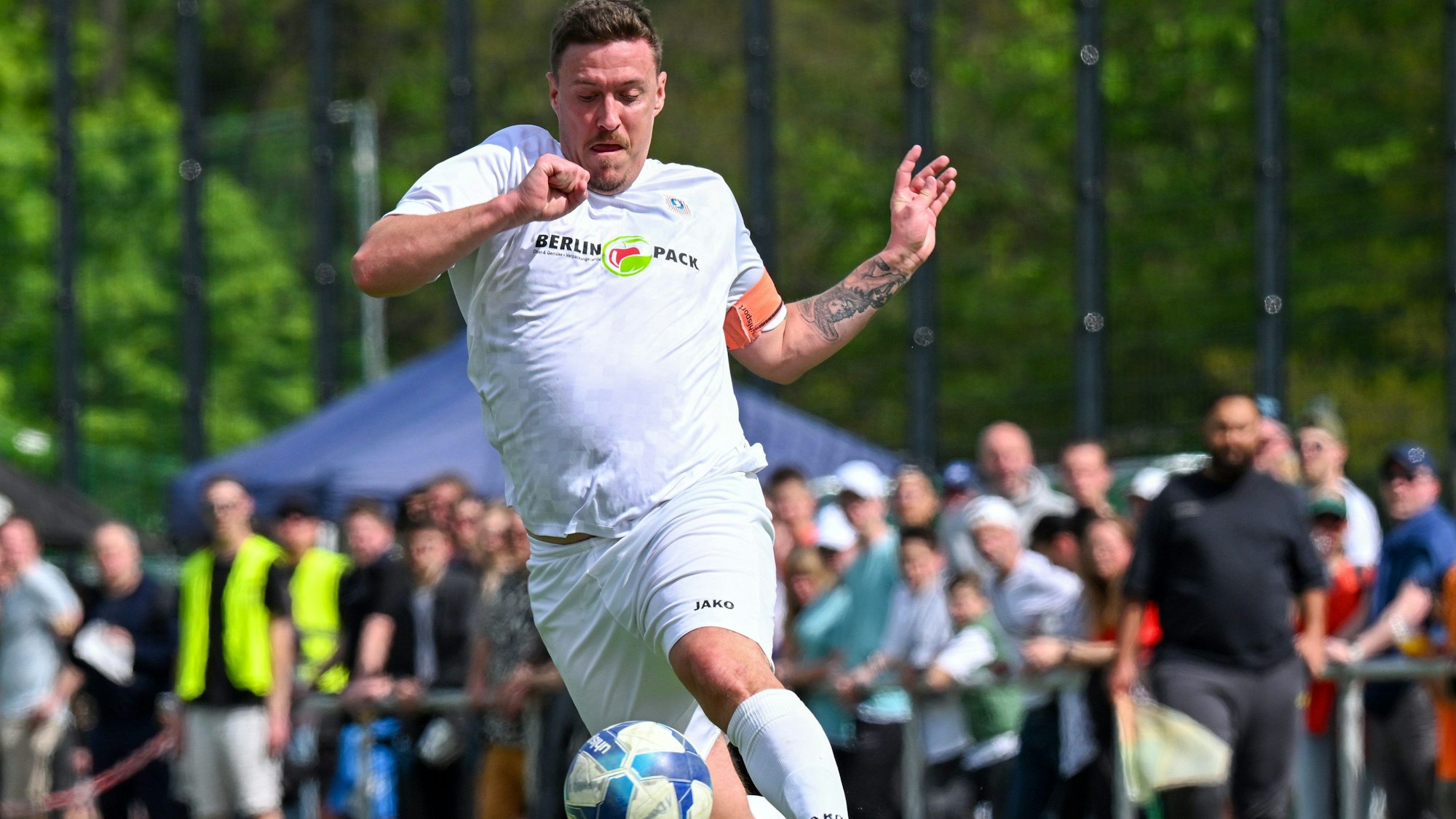 Der frühere Nationalspieler Max Kruse läuft mit dem Ball in Richtung gegnerisches Tor.