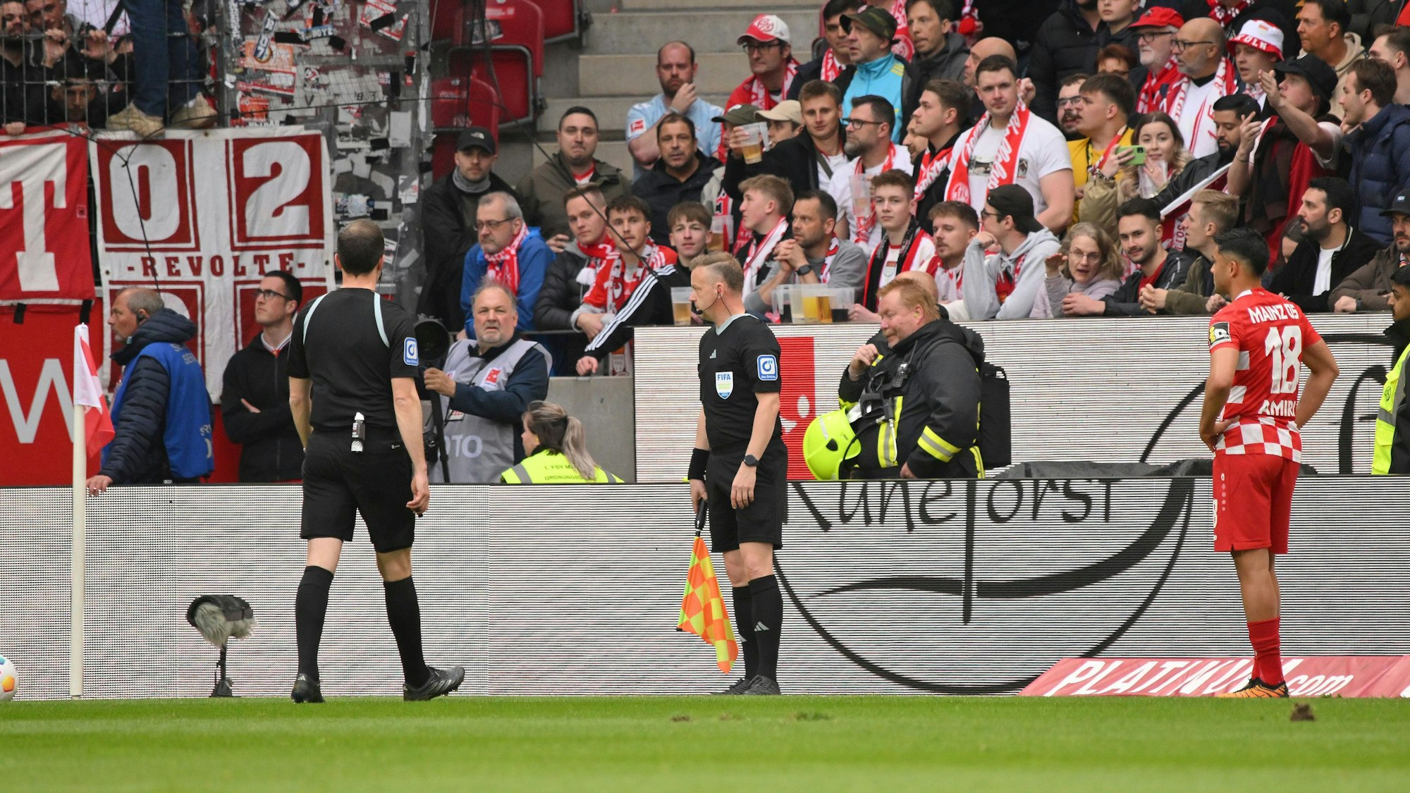 Kölner Fans bewerfen den Mainzer Nadiem Amiri (r) bei seiner Ecke mit Gegenständen.