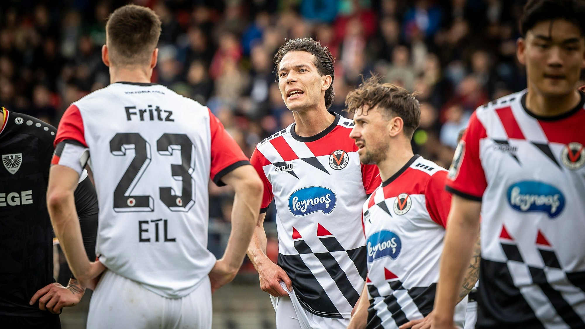 3. Liga: FC Viktoria Köln - Preußen Münster, 27.04.2024 Unzufriedenheit bei Jeremias Lorch FC Viktoria Köln, 4 Köln, 27.04.2024, 35. Spieltag der 3. Fußball-Liga, FC Viktoria Köln - Preußen Münster im Sportpark Hoehenberg in Köln. Die DFL-Bestimmungen verbieten die Verwendung von Fotografien als Bildsequenzen und / oder Quasi-Videos. *** 3 Liga FC Viktoria Köln Preußen Münster, 27 04 2024 Dissatisfaction at Jeremias Lorch FC Viktoria Köln, 4 Köln, 27 04 2024, 35 Matchday of the 3 Football League, FC Viktoria Köln Preußen Münster at Sportpark Hoehenberg in Cologne The DFL regulations prohibit the use of photographs as image sequences and or quasi videos Copyright: xBEAUTIFULxSPORTS/LeahxKohringx