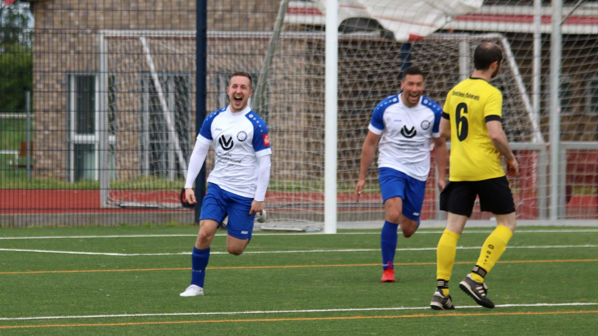 Nico Schunk läuft jubelnd in Richtung Ersatzbank.