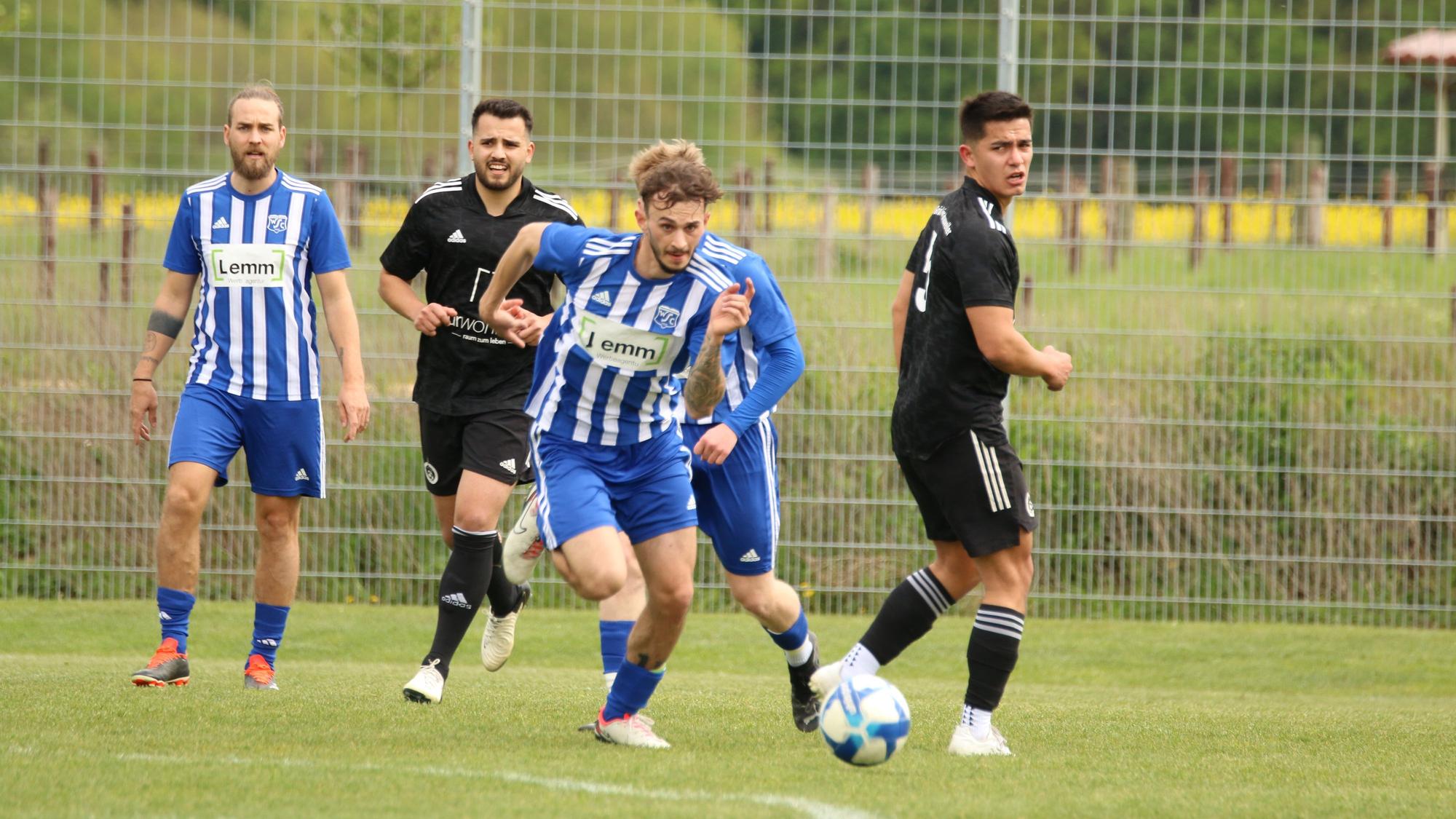 Ein Wißkirchener Spieler läuft mit dem Ball am Fuß.