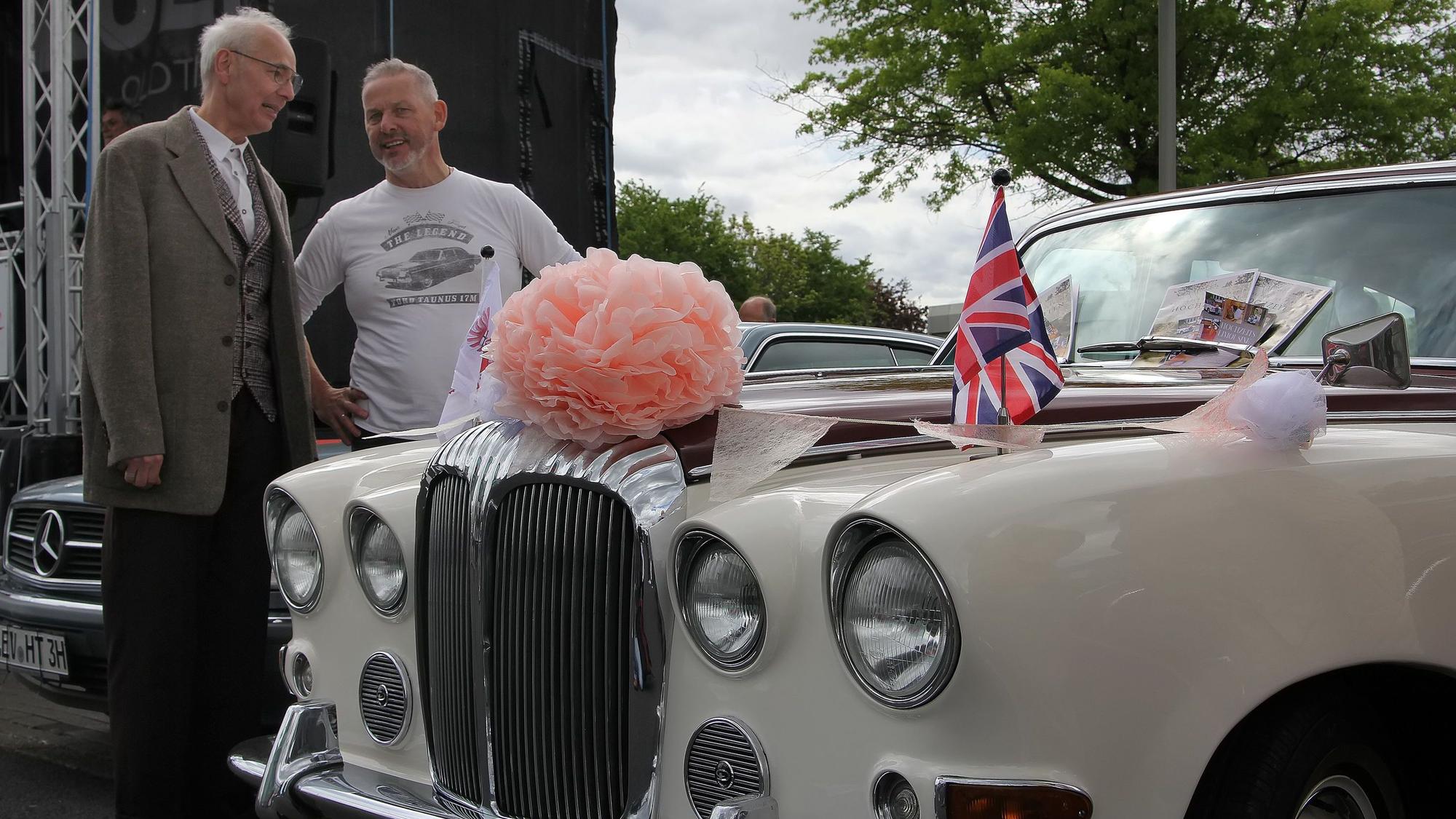 Dieser auf Hochglanz polierte Jaguar Daimler DS 420, Baujahr 1973, gehörte einst zum Fuhrpark von Prince Charles. Jetzt ist der ganze Stolz von Karl-Wilhelm Schäfer (l.), den Organisator Peter Orlowski bei der Zievericher Kulttour-Oldtimer-Show begrüßte.