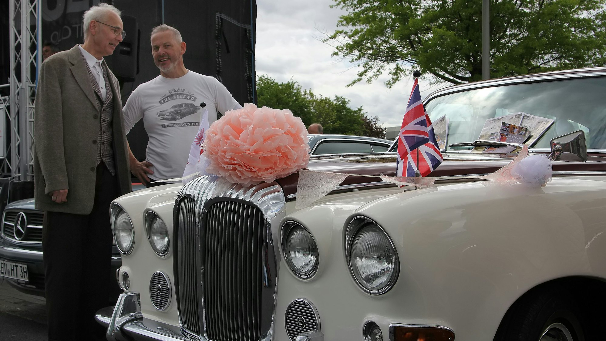 Dieser auf Hochglanz polierte Jaguar Daimler DS 420, Baujahr 1973, gehörte einst zum Fuhrpark von Prince Charles. Jetzt ist der ganze Stolz von Karl-Wilhelm Schäfer (l.), den Organisator Peter Orlowski bei der Zievericher Kulttour-Oldtimer-Show begrüßte.