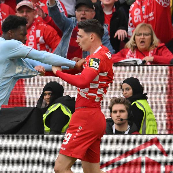 Der Mainzer Anthony Caci (r) rangelt mit Kölns Faride Alidou (M).
