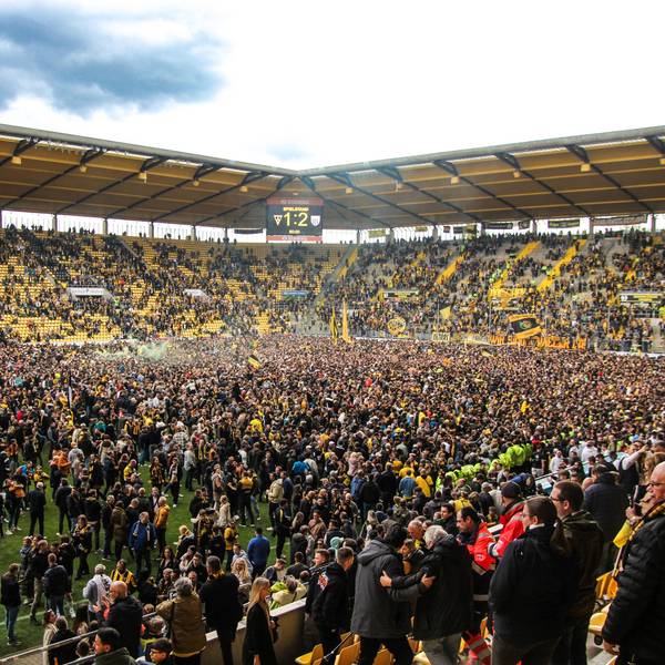Alemannia Aachen Fans Platzsturm Tivoli Aufstieg 3. Liga 27.04.2024 Tausende Alemannia Aachen Fans strömen in den Innenraum Platzsturm um den Aufstieg in die 3. Liga zu feiern. Emotionen, Freude, Gesang, Pyro Bengalos, Rauch Fußball, 31. Spieltag Regionalliga West Saison 2023/2024: TSV Alemannia Aachen gegen 1. FC Bocholt am 27. April 2024 im Stadion Tivoli in Aachen Nordrhein-Westfalen / Deutschland / GER. Endstand 1:2 vor 31.034 Zuschauern. *** Alemannia Aachen Fans Platzsturm Tivoli Aufstieg 3 Liga 27 04 2024 Thousands of Alemannia Aachen fans pour into the stadium Platzsturm to celebrate the promotion to the 3 Liga Emotions, joy, singing, pyro Bengalos, smoke Football, 31 Matchday Regionalliga West Season 2023 2024 TSV Alemannia Aachen vs 1 FC Bocholt on April 27, 2024 at Stadion Tivoli in Aachen Nordrhein Westfalen Germany GER Final score 1 2 in front of 31 034 spectators
