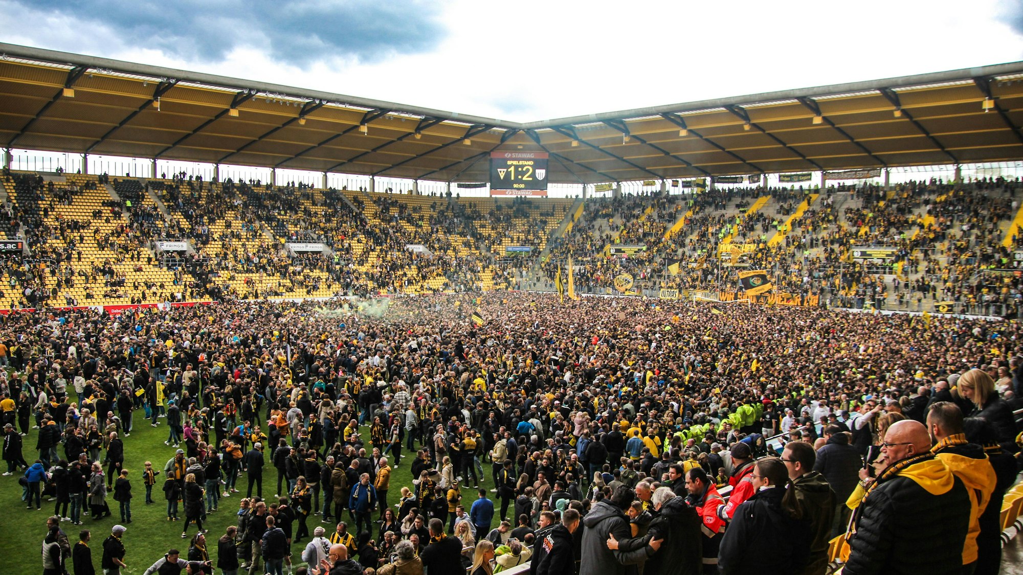Alemannia Aachen Fans Platzsturm Tivoli Aufstieg 3. Liga 27.04.2024 Tausende Alemannia Aachen Fans strömen in den Innenraum Platzsturm um den Aufstieg in die 3. Liga zu feiern. Emotionen, Freude, Gesang, Pyro Bengalos, Rauch Fußball, 31. Spieltag Regionalliga West Saison 2023/2024: TSV Alemannia Aachen gegen 1. FC Bocholt am 27. April 2024 im Stadion Tivoli in Aachen Nordrhein-Westfalen / Deutschland / GER. Endstand 1:2 vor 31.034 Zuschauern. *** Alemannia Aachen Fans Platzsturm Tivoli Aufstieg 3 Liga 27 04 2024 Thousands of Alemannia Aachen fans pour into the stadium Platzsturm to celebrate the promotion to the 3 Liga Emotions, joy, singing, pyro Bengalos, smoke Football, 31 Matchday Regionalliga West Season 2023 2024 TSV Alemannia Aachen vs 1 FC Bocholt on April 27, 2024 at Stadion Tivoli in Aachen Nordrhein Westfalen Germany GER Final score 1 2 in front of 31 034 spectators