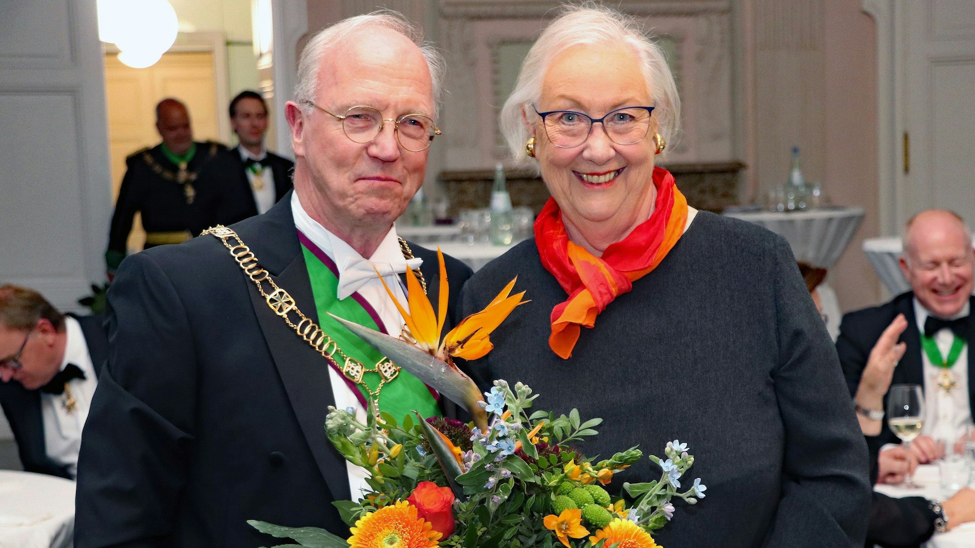 Mit einem Blumenbukett dankte Großprior Dr. Rudolf Wansleben Staatsekretärin a.D. Dr. Marion Gierden-Jülich für ihren Vortrag.