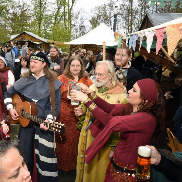 Buntes Treiben auf dem Mittelaltermarkt auf Schloss Homburg in Nuembrecht.