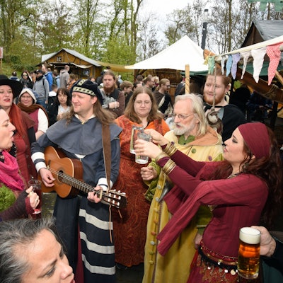Buntes Treiben auf dem Mittelaltermarkt auf Schloss Homburg in Nuembrecht.