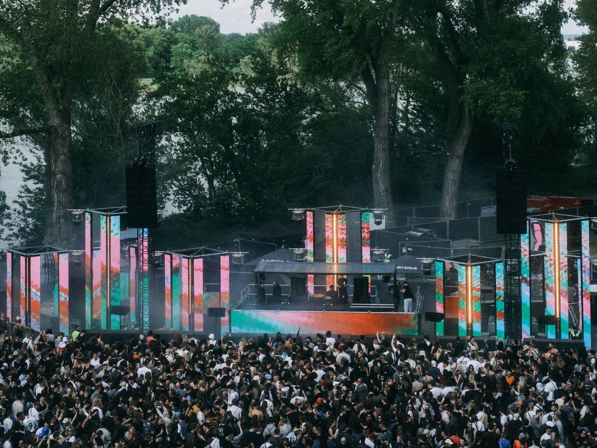 Blick auf die feiernden Menschen im Kölner Jugendpark.