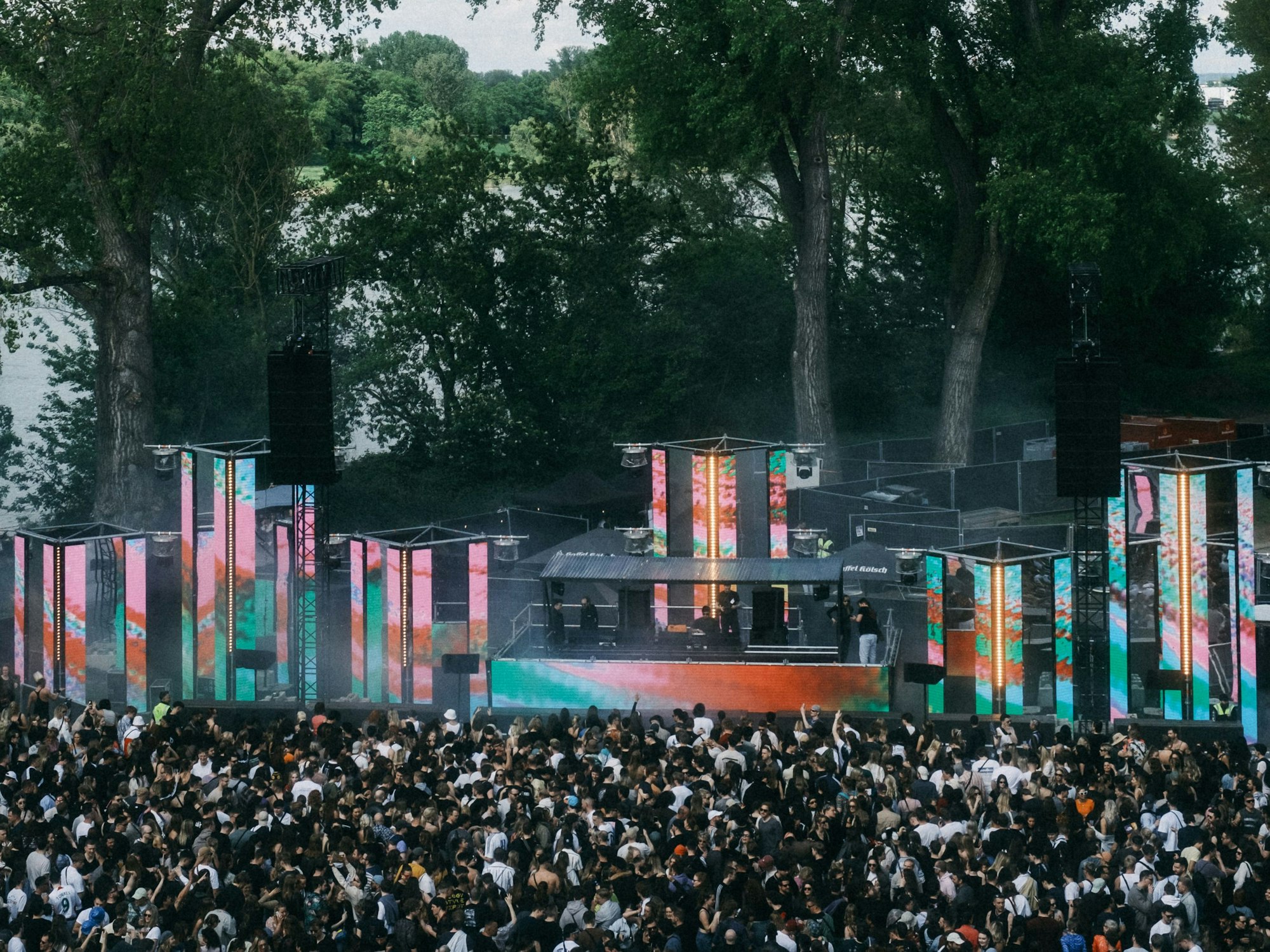 Blick auf die feiernden Menschen im Kölner Jugendpark.