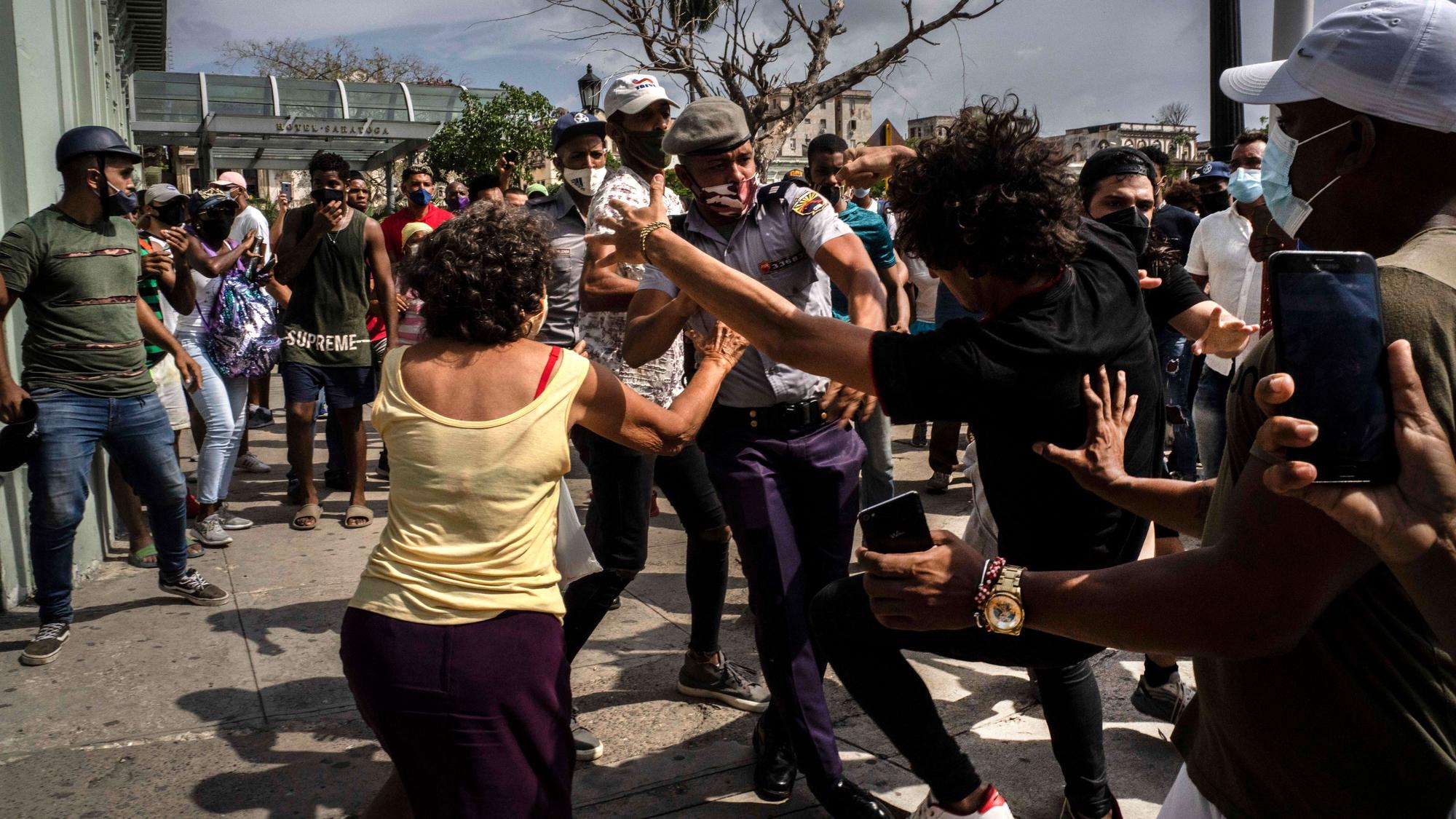 ARCHIV - 11.07.2021, Kuba, Havanna: Die Polizei verhaftet einen regierungskritischen Demonstranten während einer Demonstration in Havanna.