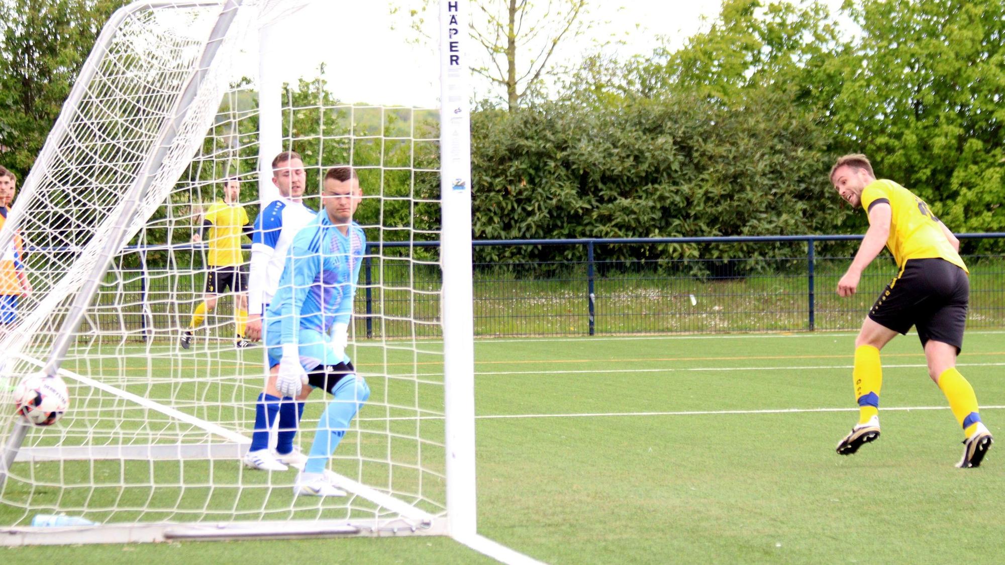 Mathias Diederichs hat mit einem Kopfball einen Treffer erzielt, der Torwart und ein Abwehrspieler schauen dem Ball hinterher.