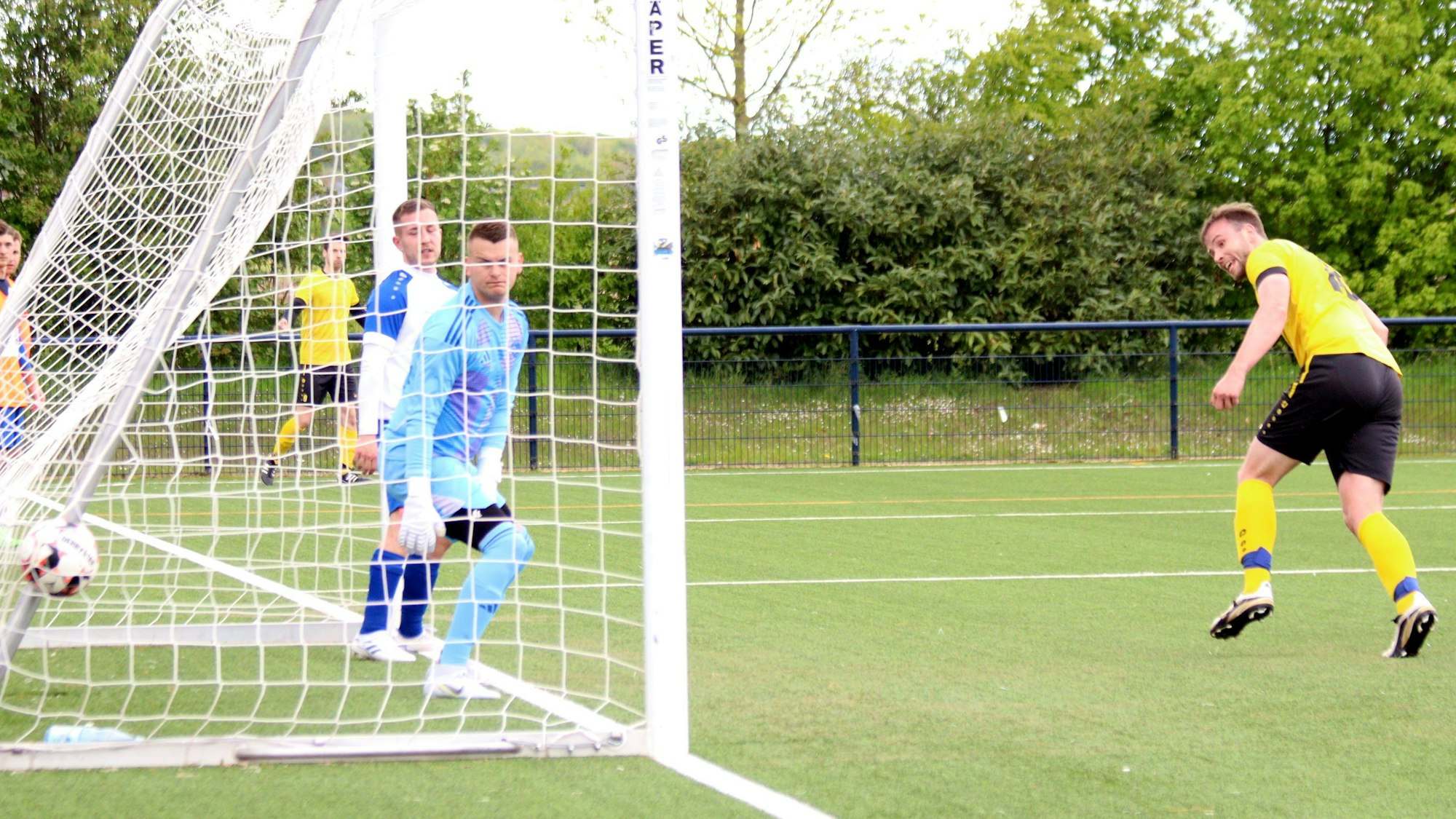 Der Ball ist im Tor, der Torwart und ein Mitspieler am kurzen Pfosten stehen auf der Linie und schauen nur noch dem Ball hinterher, genau wie der gegnerische Stürmer, der per Kopf den Ball nach einer Ecke versenkt hat.