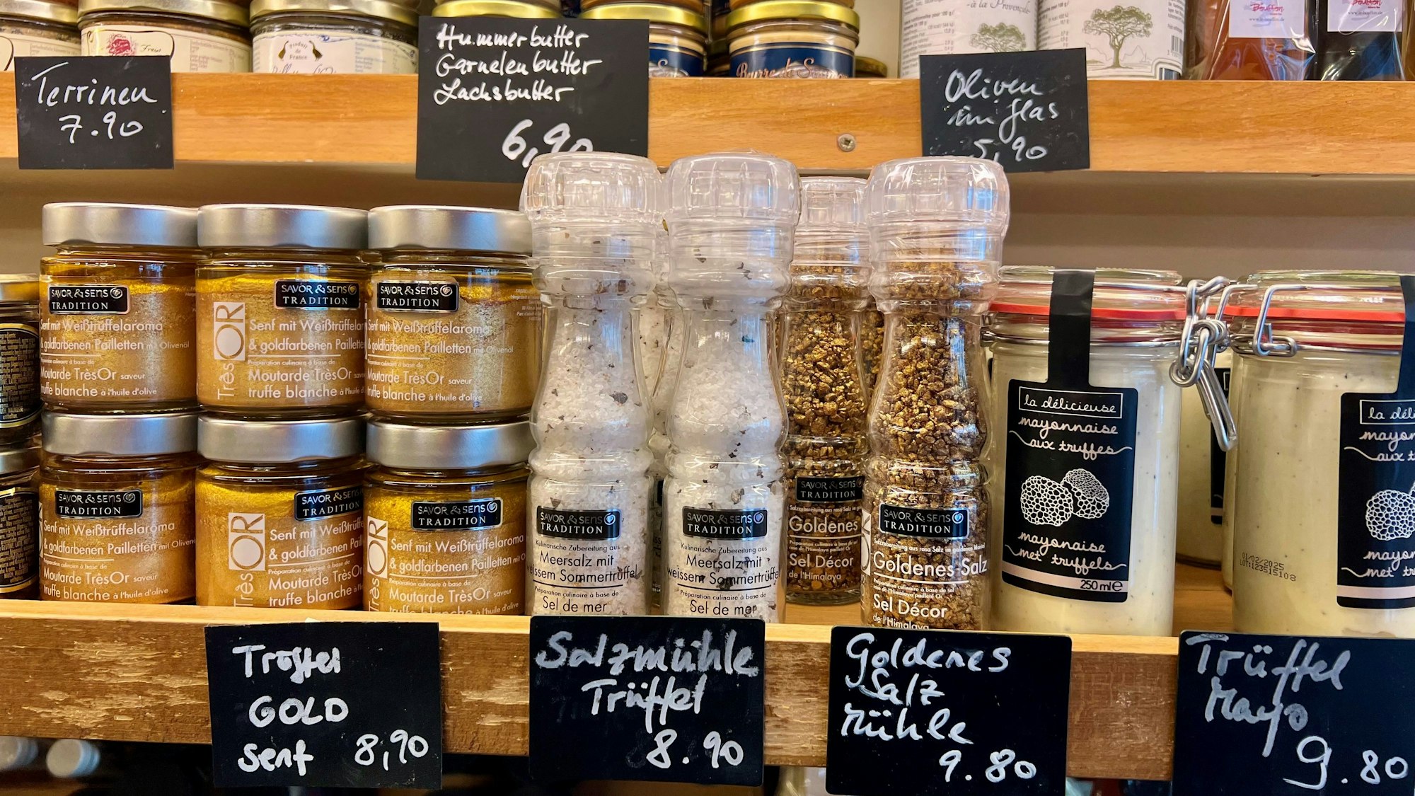 Goldenes Salz und goldener Senf im Feinkostgeschäft