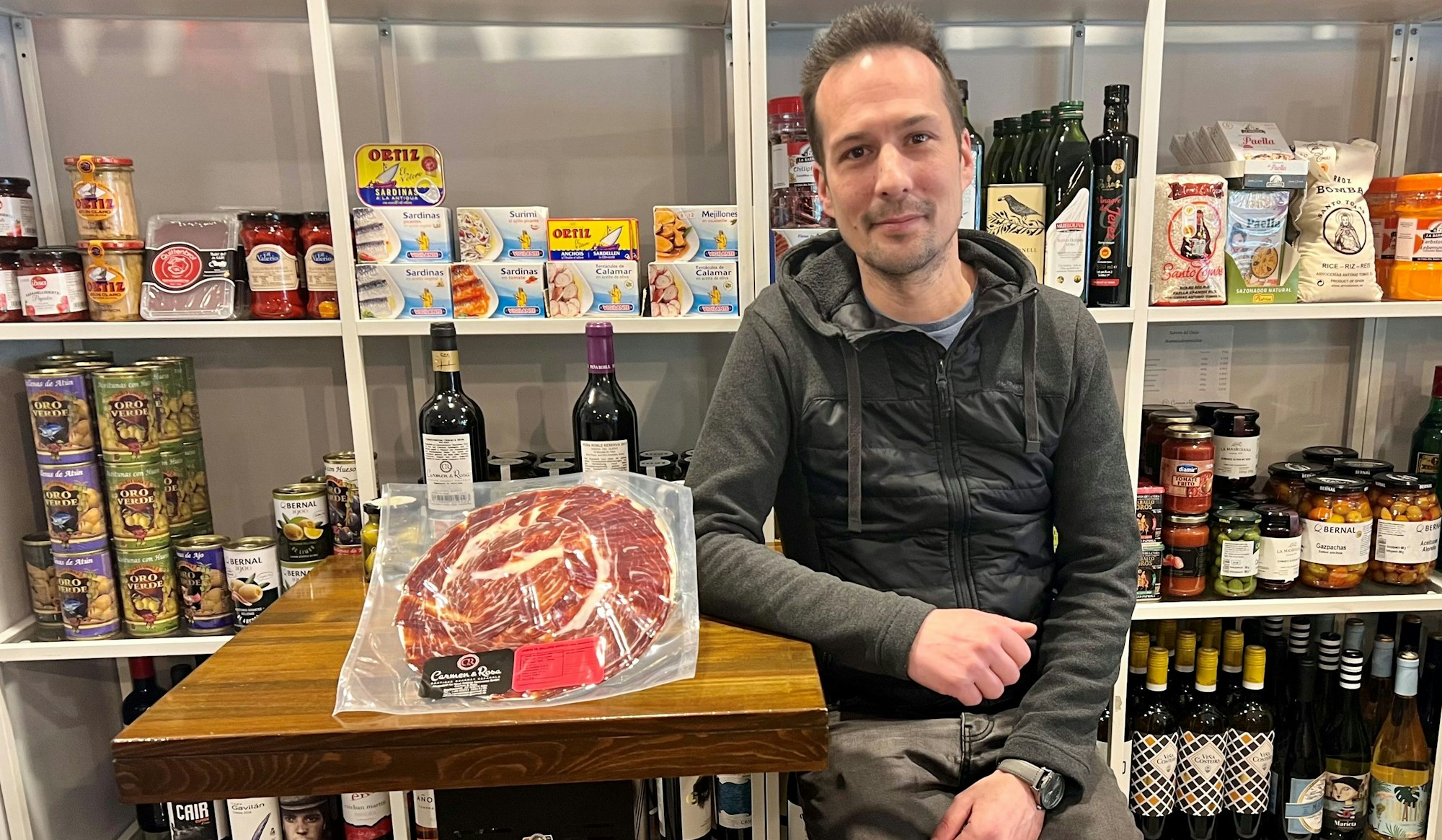 Mann in einem Lebensmittelgeschäft