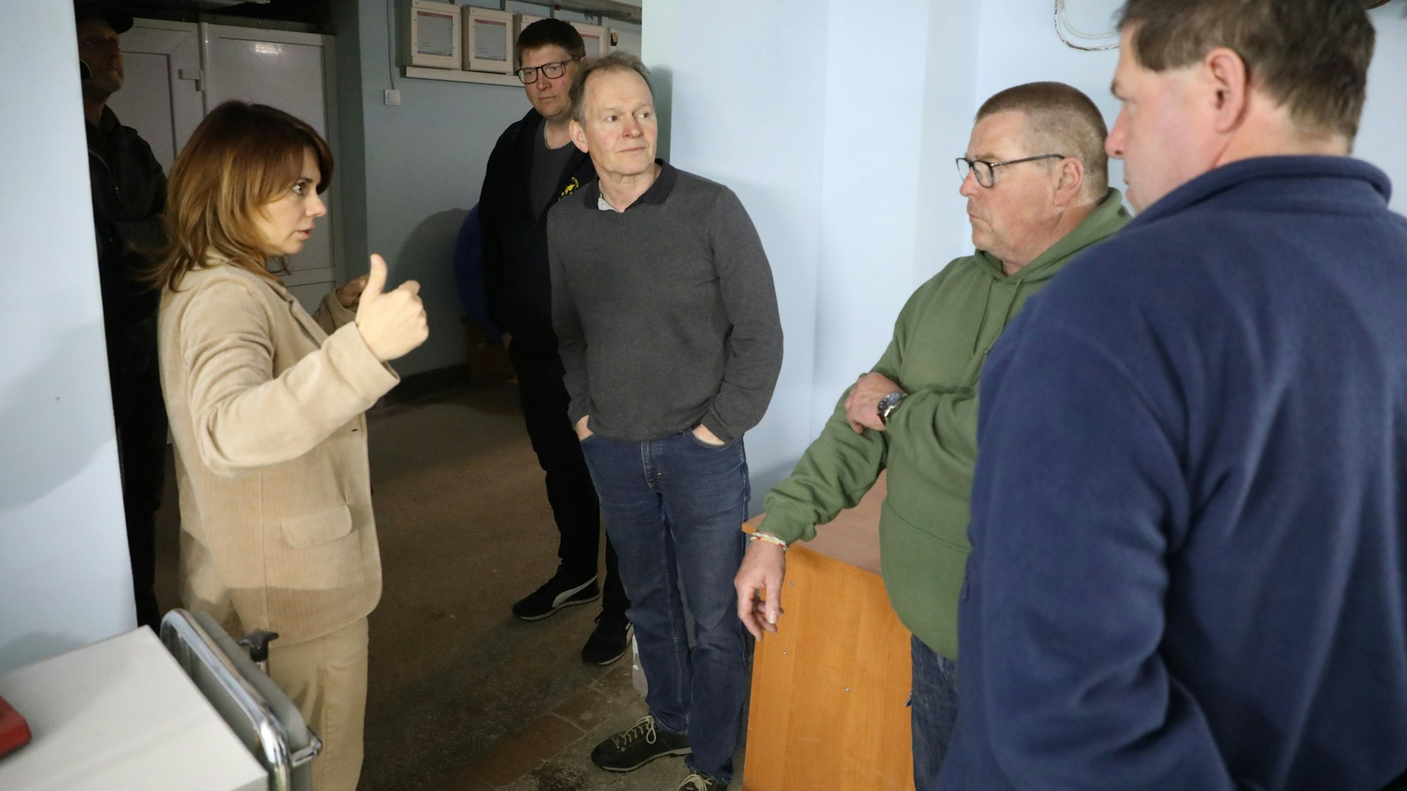 Die stellvertretende Leiterin der Kinderklinik in Lviv zeigt den Hilfstransporteuren der Humanitären Hilfe den Luftschutzraum ihrer Klinik.