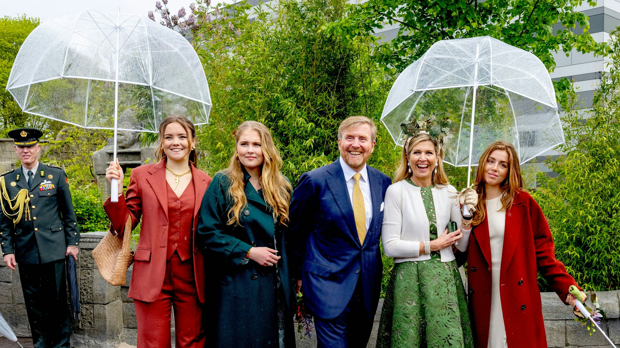 Prinzessin Ariane (l-r), Prinzessin Amalia, König Willem-Alexander, Königin Maxima und Prinzessin Alexia stehen während des Koningsdags zusammen.