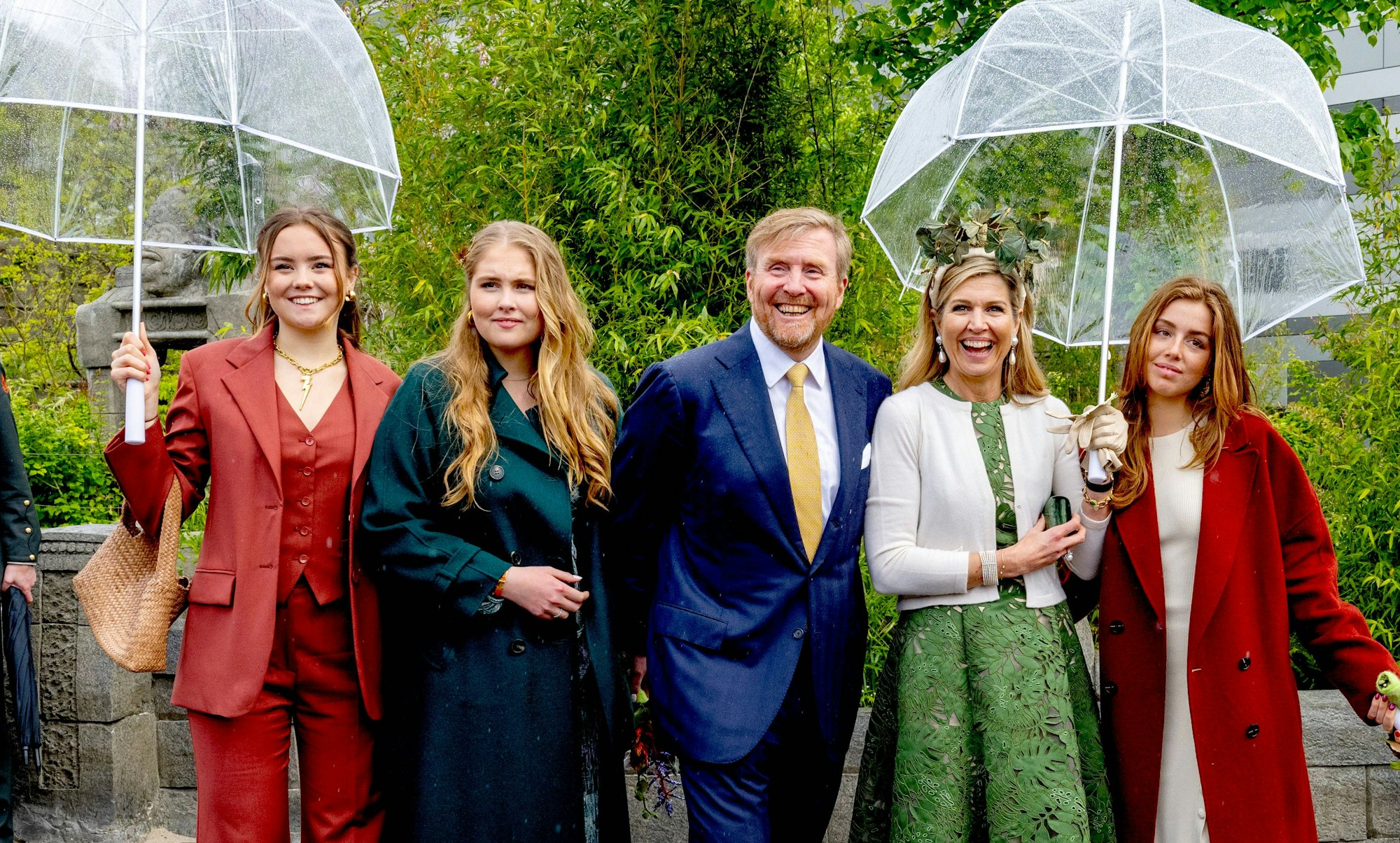 Prinzessin Ariane (l-r), Prinzessin Amalia, König Willem-Alexander, Königin Maxima und Prinzessin Alexia stehen während des Koningsdags zusammen.