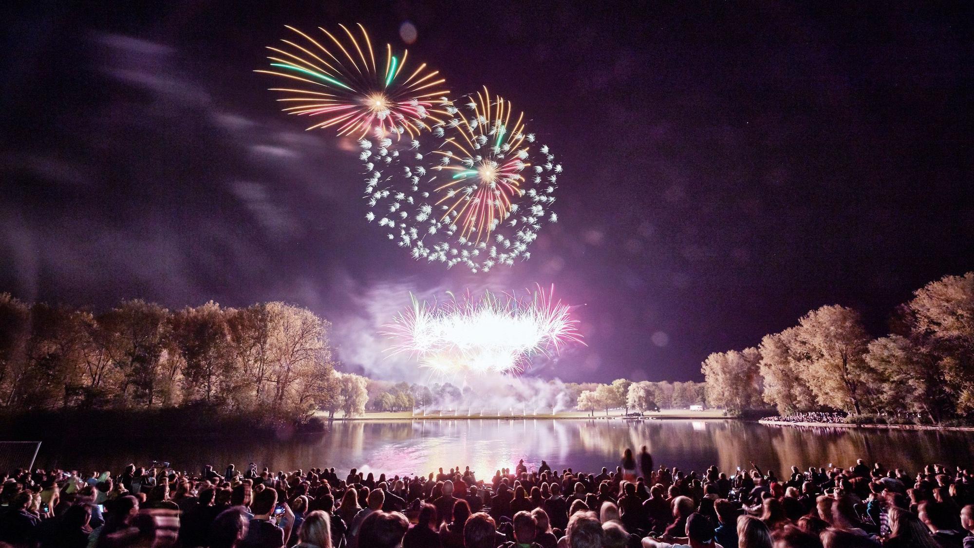 Ein Feuerwerk ist in Bonn beim Fest „Rhein in Flammen“ zu sehen.