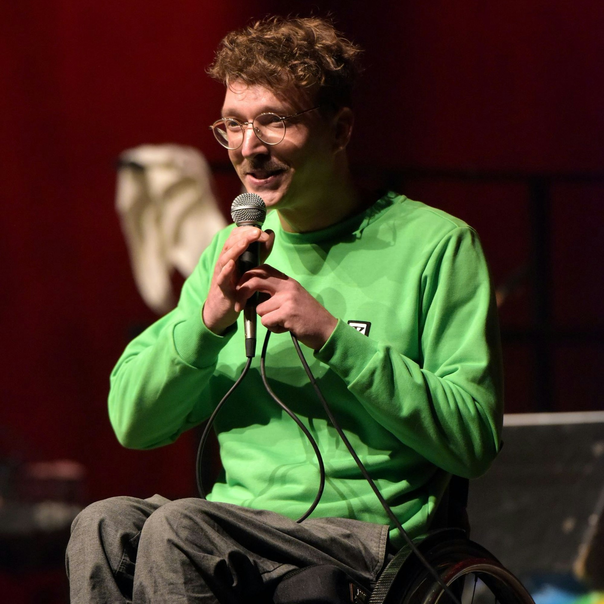 MdL Dennis Sonne (Grüne) als Rapper Sittin' Bull.