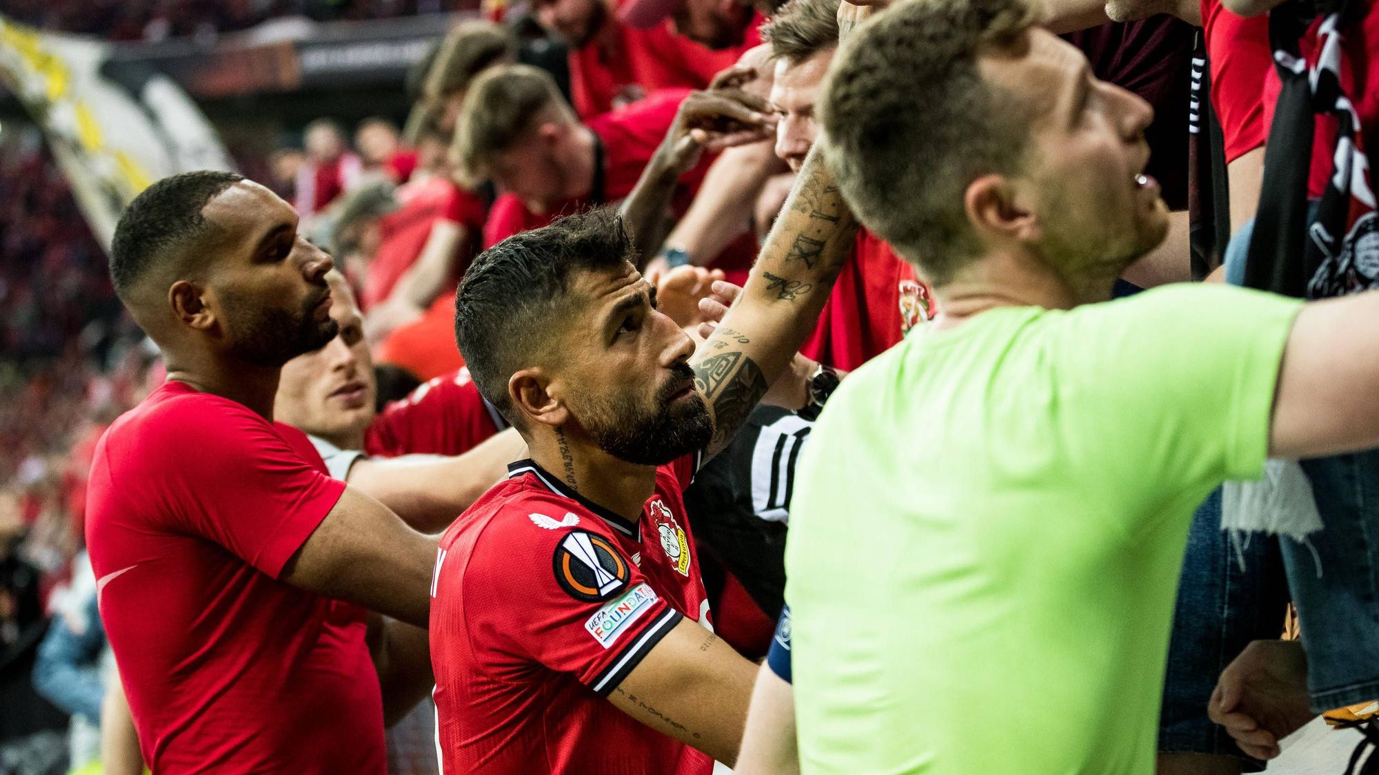 UEFA Europa League Halbfinale: Bayer 04 Leverkusen - AS Roma Kerem Demirbay Bayer 04 Leverkusen, 10 klatscht mit der Kurve ab und dankt den Fans UEFA Europa League Halbfinale: Bayer 04 Leverkusen - AS Roma, BayArena Leverkusen am 18.05.2023 *** UEFA Europa League semifinal Bayer 04 Leverkusen AS Roma Kerem Demirbay Bayer 04 Leverkusen, 10 claps with the curve and thanks the fans UEFA Europa League semifinal Bayer 04 Leverkusen AS Roma, BayArena Leverkusen on 18 05 2023 Copyright: xBEAUTIFULxSPORTS/Wunderlx