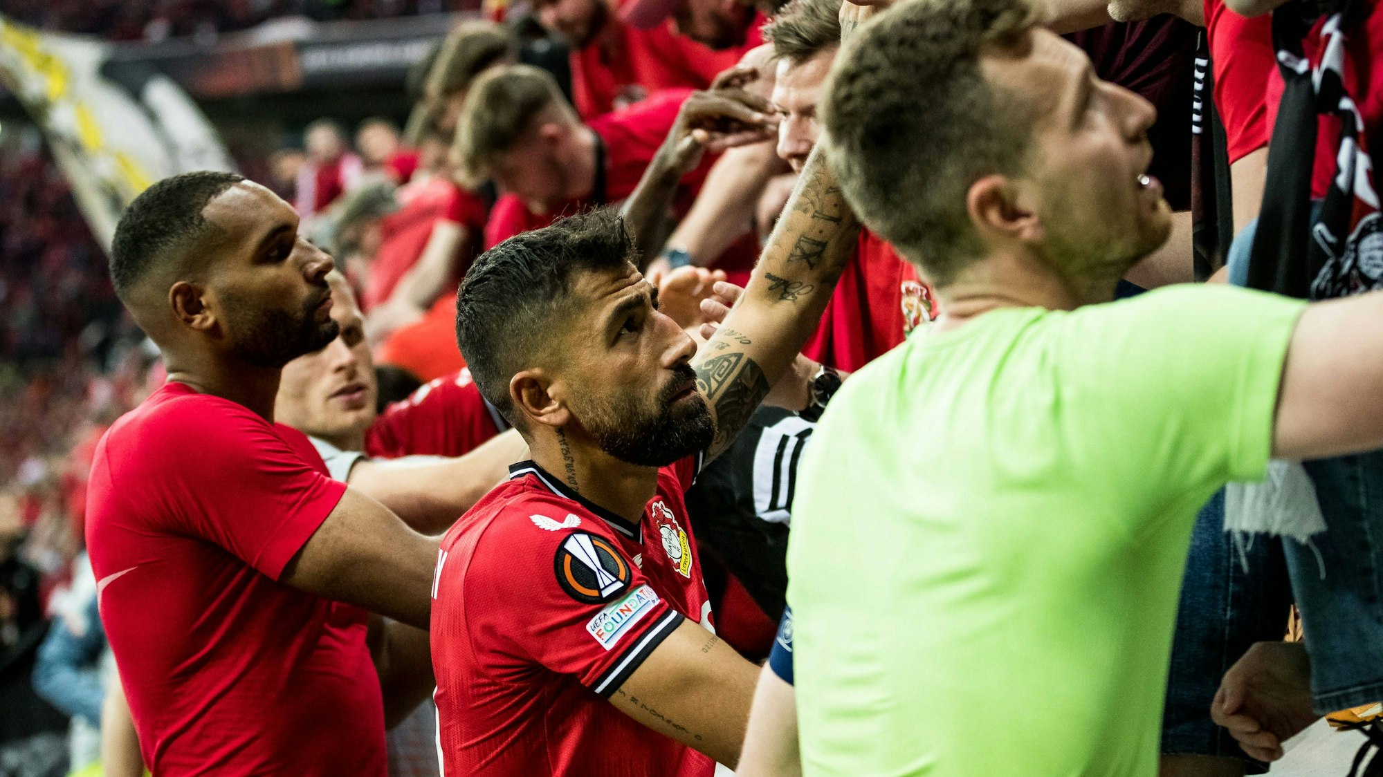 UEFA Europa League Halbfinale: Bayer 04 Leverkusen - AS Roma Kerem Demirbay Bayer 04 Leverkusen, 10 klatscht mit der Kurve ab und dankt den Fans UEFA Europa League Halbfinale: Bayer 04 Leverkusen - AS Roma, BayArena Leverkusen am 18.05.2023 *** UEFA Europa League semifinal Bayer 04 Leverkusen AS Roma Kerem Demirbay Bayer 04 Leverkusen, 10 claps with the curve and thanks the fans UEFA Europa League semifinal Bayer 04 Leverkusen AS Roma, BayArena Leverkusen on 18 05 2023 Copyright: xBEAUTIFULxSPORTS/Wunderlx