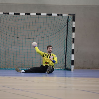 Euskirchens Torwart Aaron Wilden sitzt vor dem Tor auf dem Boden und hält den Ball in der Hand.