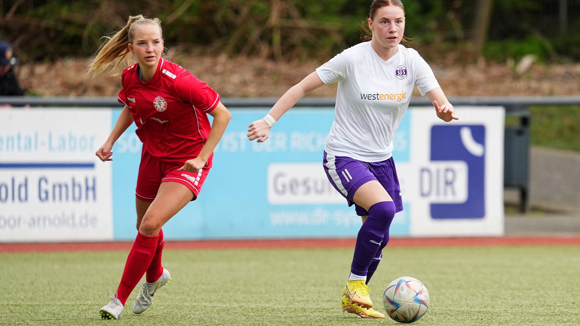 Julia Katharina Flöttchen von der SGS Essen U20 im Spiel gegen Paula Petri vom SC Fortuna Köln. Das Regionalliga Spiel endete am 23.04. 2023 auf dem Kunstrasenplatz Ardelhütte, an der Ardelhütte 166 mit 0:2.
Michael Gohl / FUNKE Foto Services