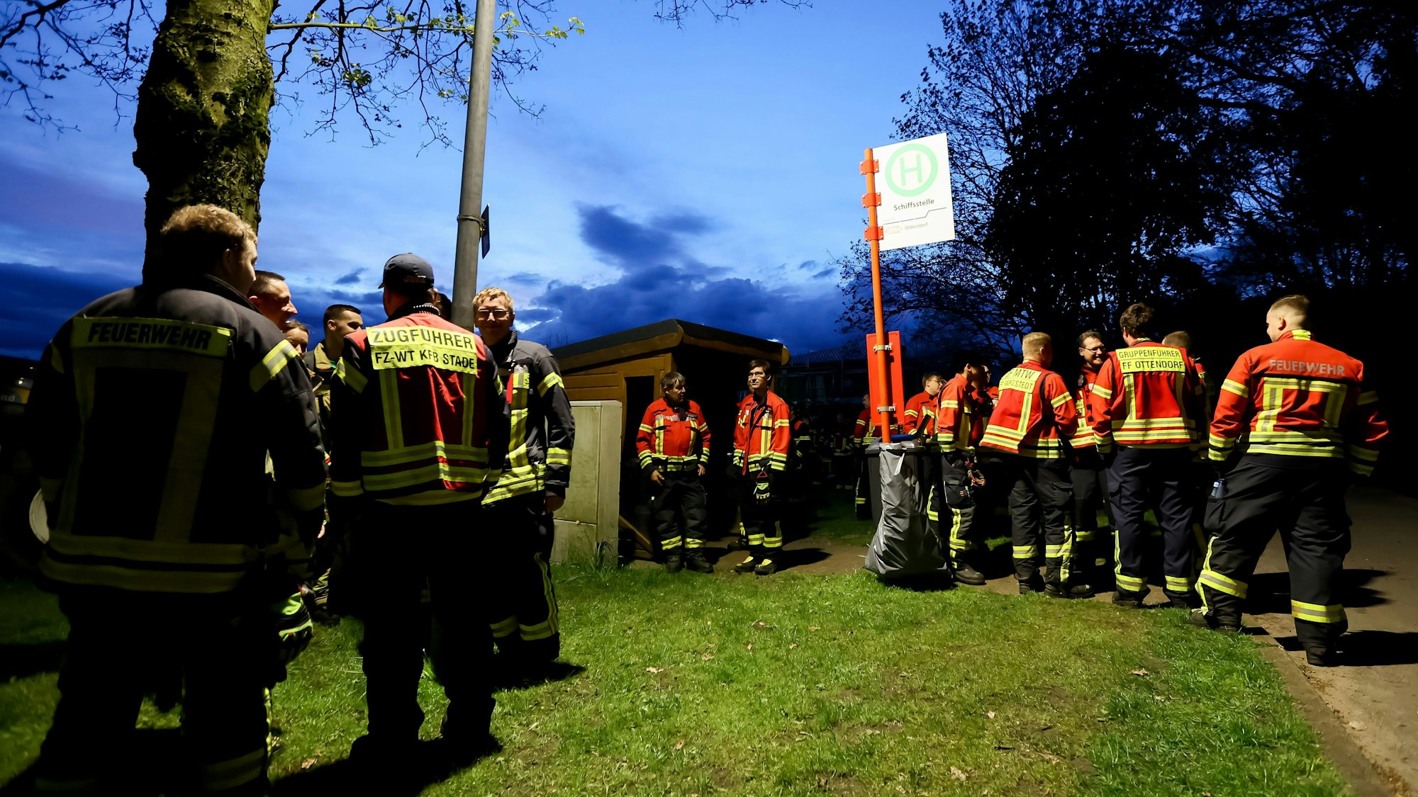 Einsatzkräfte, die an der Suche nach dem sechsjährigen Arian beteiligt waren, warten am späten Sonntagabend auf den Rücktransport.