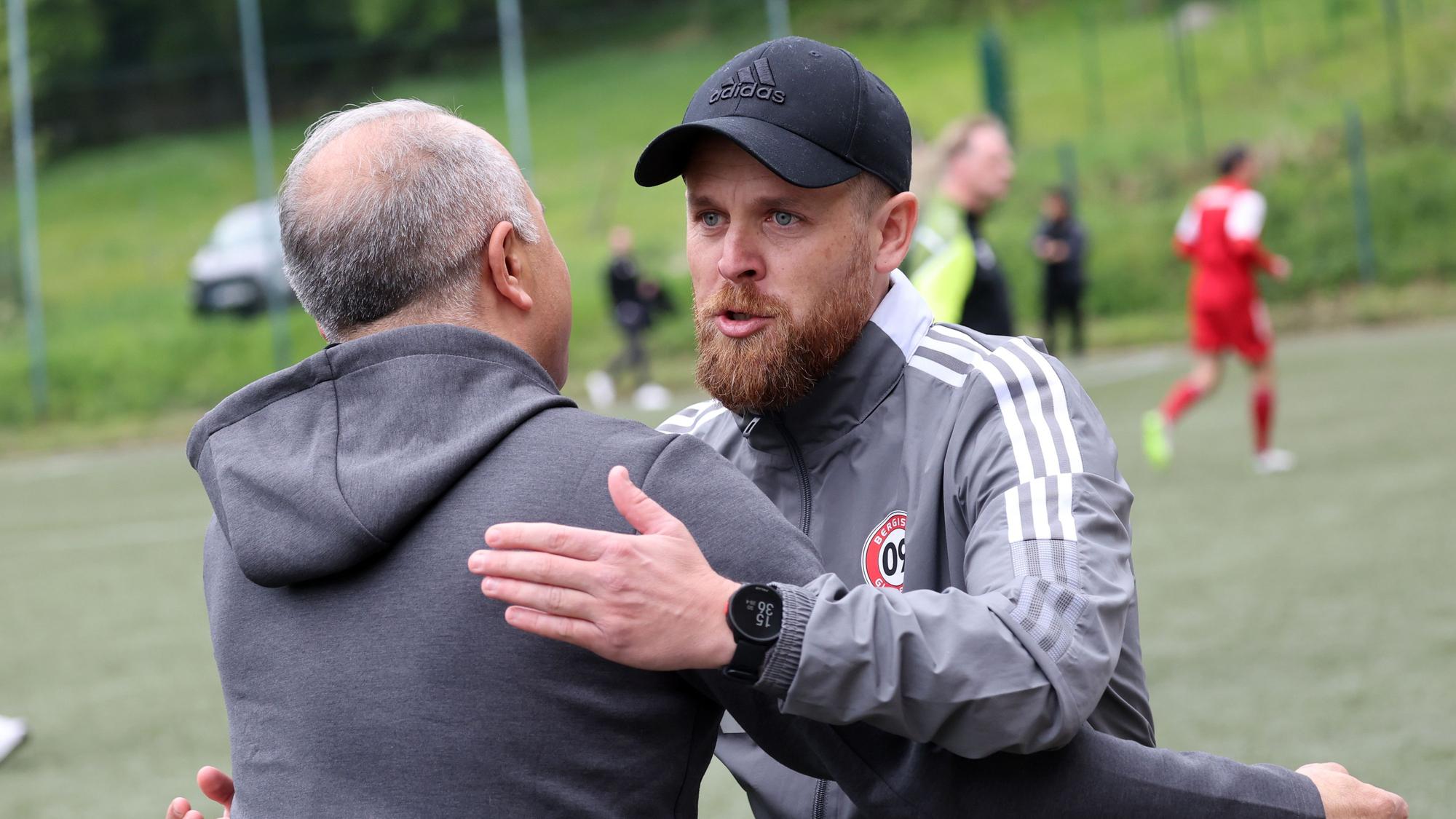 Trainer Mutlu Demir und Mike Wunderlich begrüßen sich vor dem Spiel.