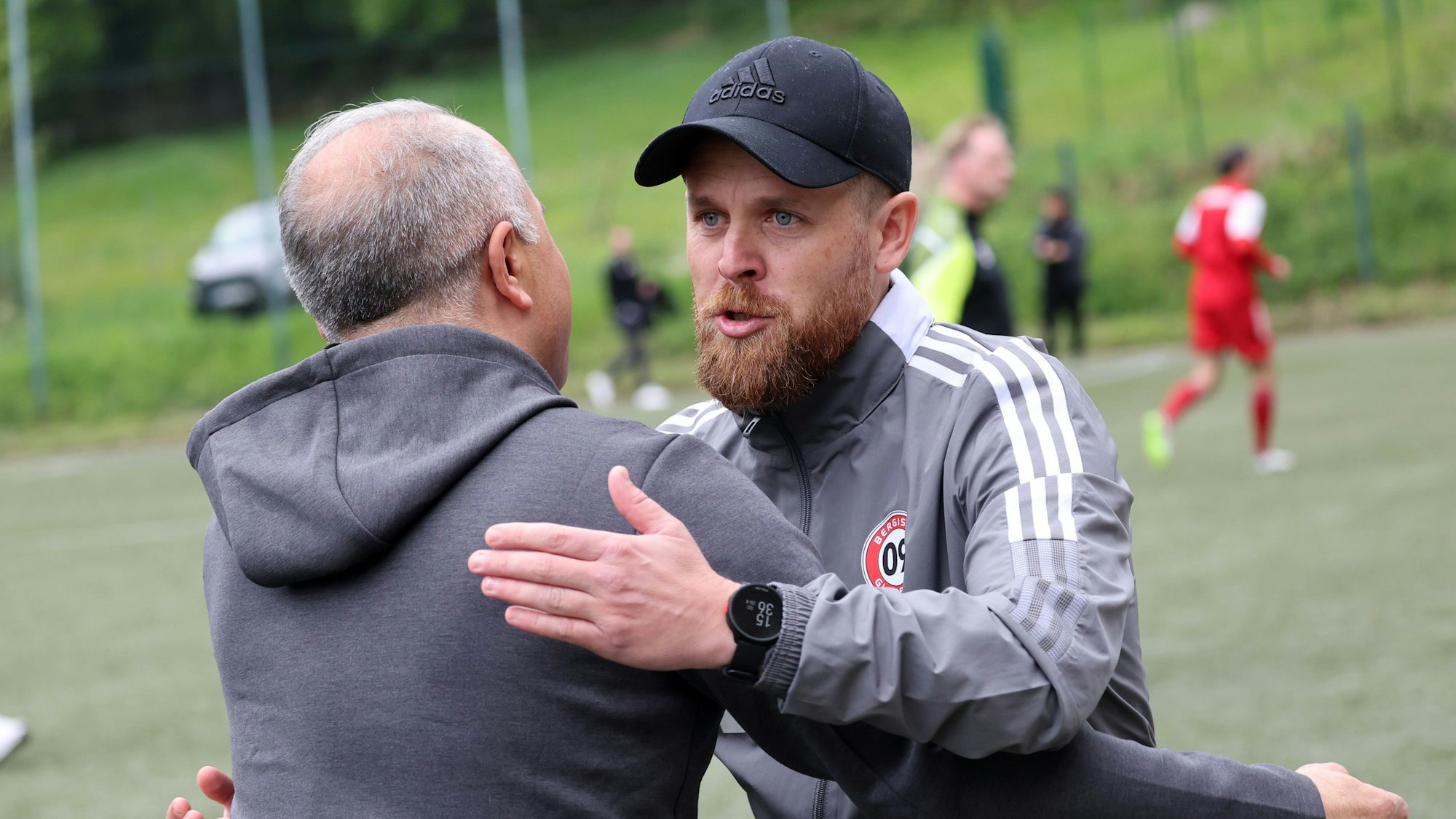 Trainer Mutlu Demir und Mike Wunderlich begrüßen sich vor dem Spiel.