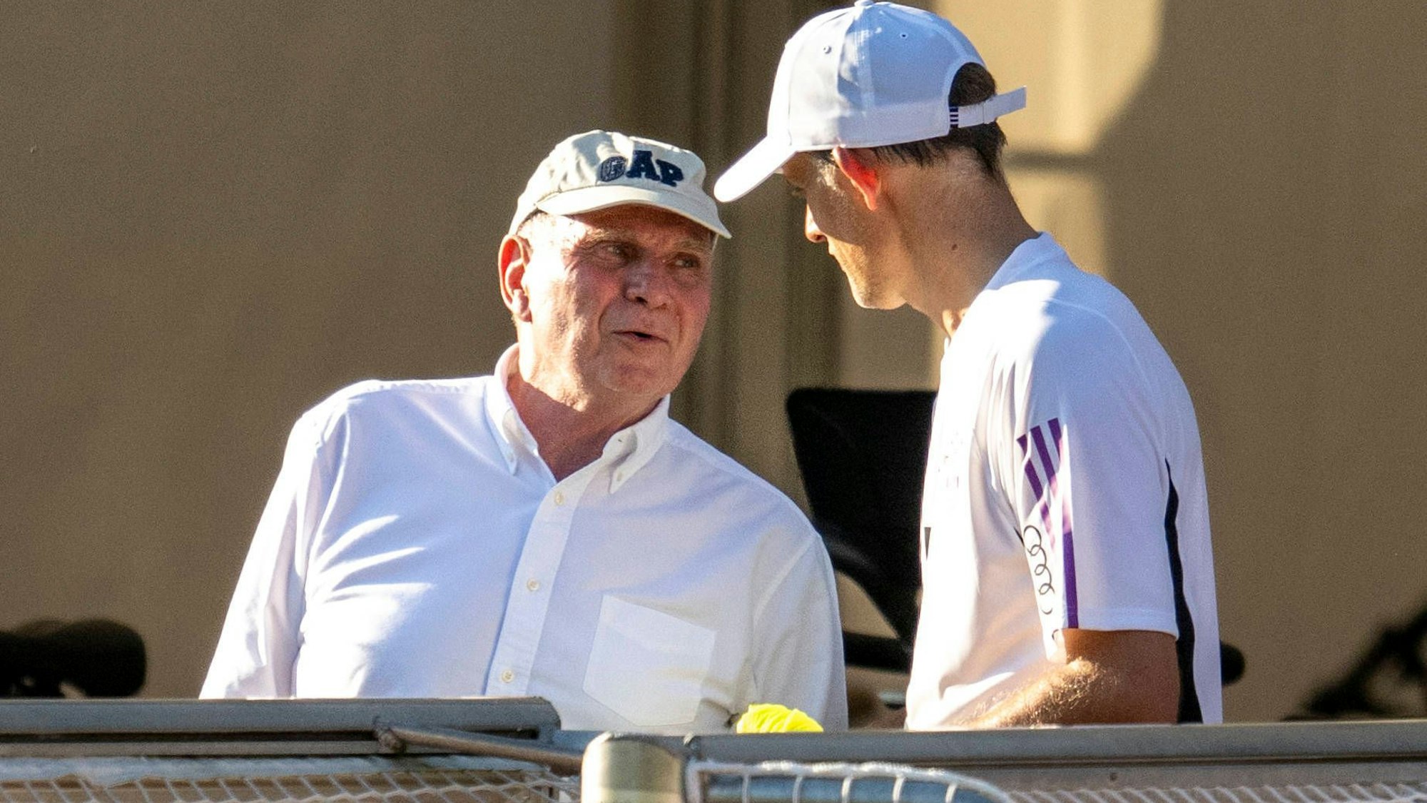 Bayern-Ehrenpräsident Uli Hoeneß im Gespräch mit Münchens Trainer Thomas Tuchel.