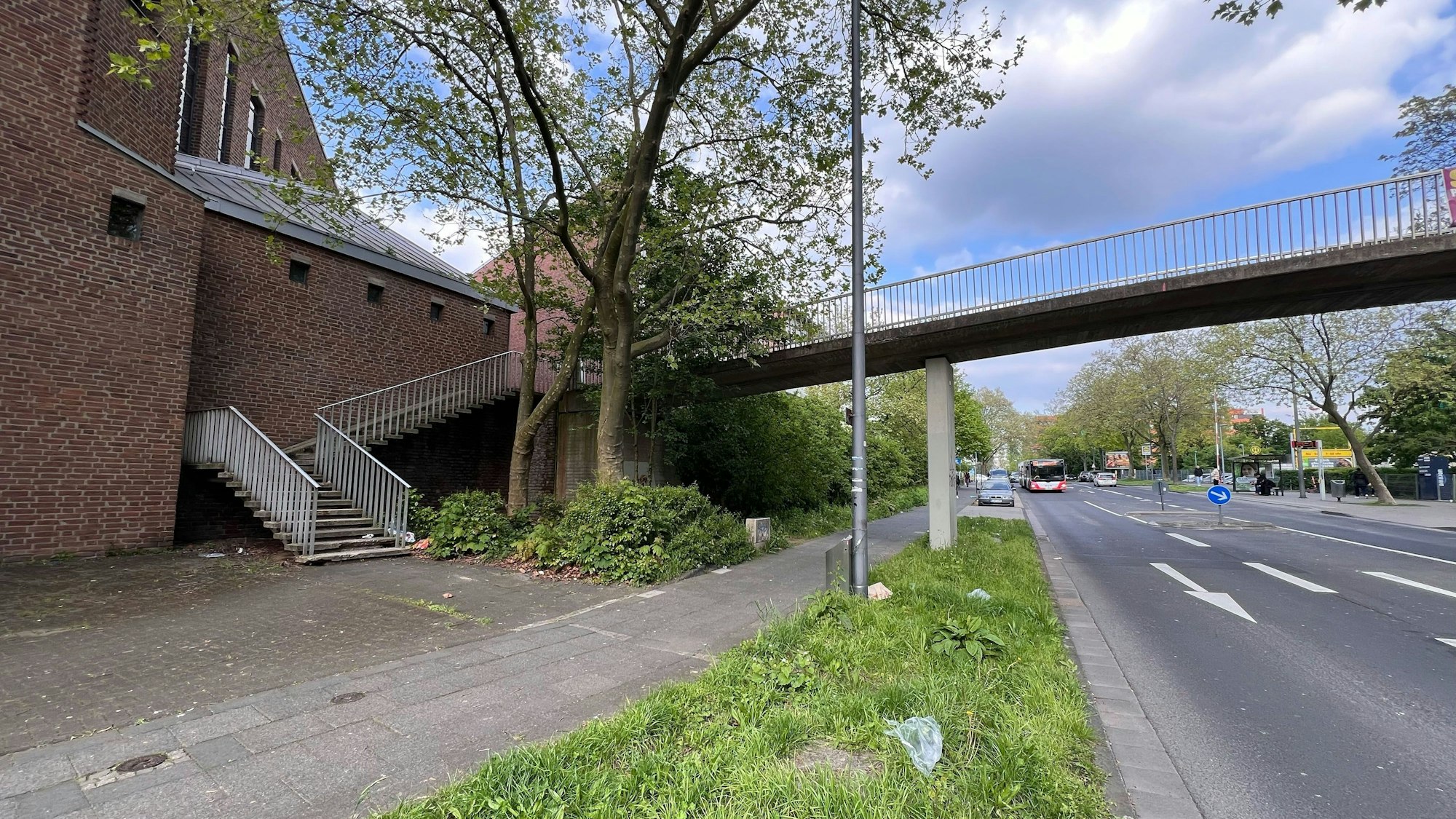Die Treppe zur Brücke über die Theodor-Heuss-Straße in Finkenberg ist in so einem schlechten Zustand, dass sie abgerissen und neu gebaut werden soll.