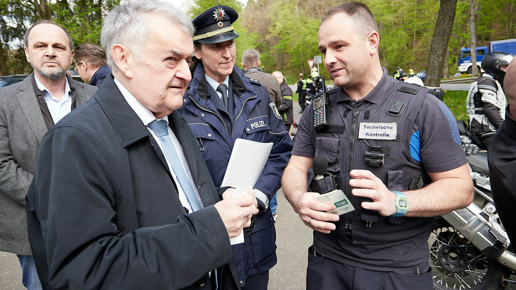 Innenminister Herbert Reul (2.v.l.) bei der Polizeikontrolle im Gespräch mit Polizisten.