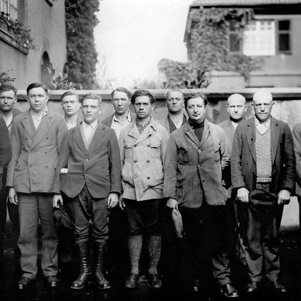 Auf dem Foto sind einige der 1933 Festgenommenen zu sehen.